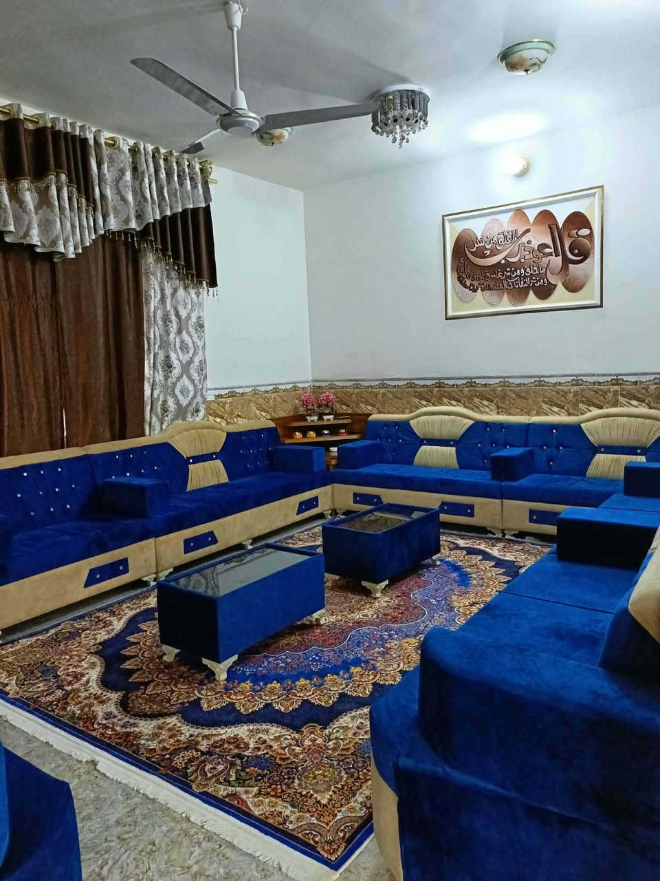 السلام عليكم
دار للبيع في مدينه الباقر 
حي الزهراء  م400متر
يحتوي علئ غرفتين مع صاله واستقبال ومطبخ مع صحيات داخليه وخارجيه مع حديقه مساحتها 200متر من ضمن المساحه المذكوره للأستفسار أكثر الاتصال علئ الرقم 
***********
