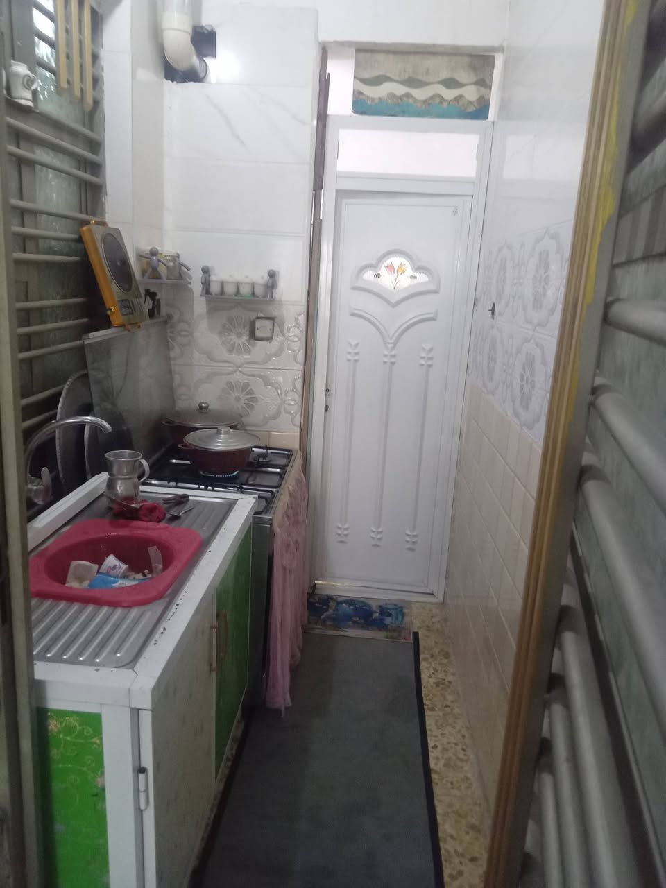 بيت 100 مربع لواجهه سته وربع نزال 16 للبيع خدمات ماءوكهربا ومجاري بغداد بحي دجلة خلف  لمعارظ اتصال *********** بي واساب ول سعر خمسين وبي مجال بسيط
