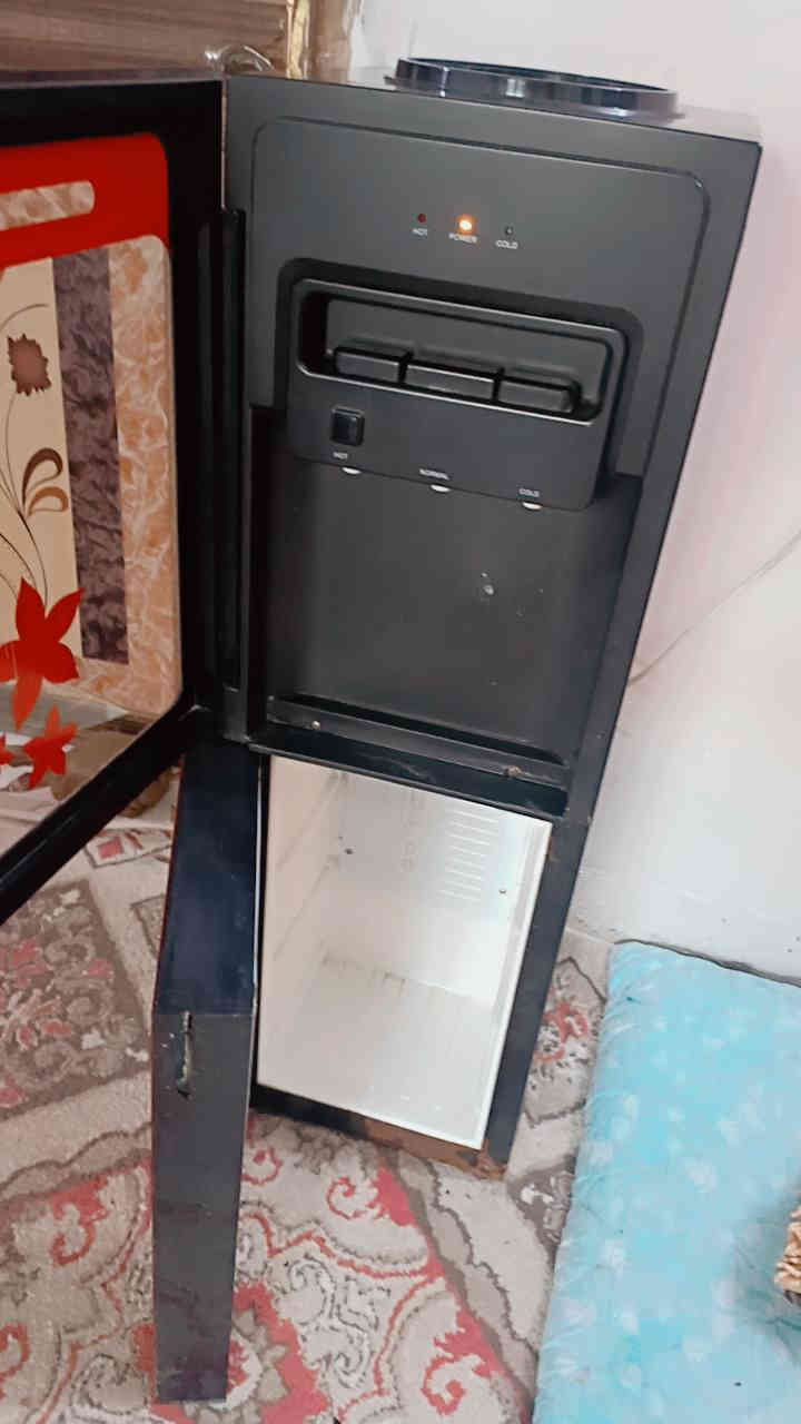 براد مي نوع دنكه كلش نضيف وشغال حار وبارد عل الفحص مكانه حله سعره 65 وبي مجال ***********
