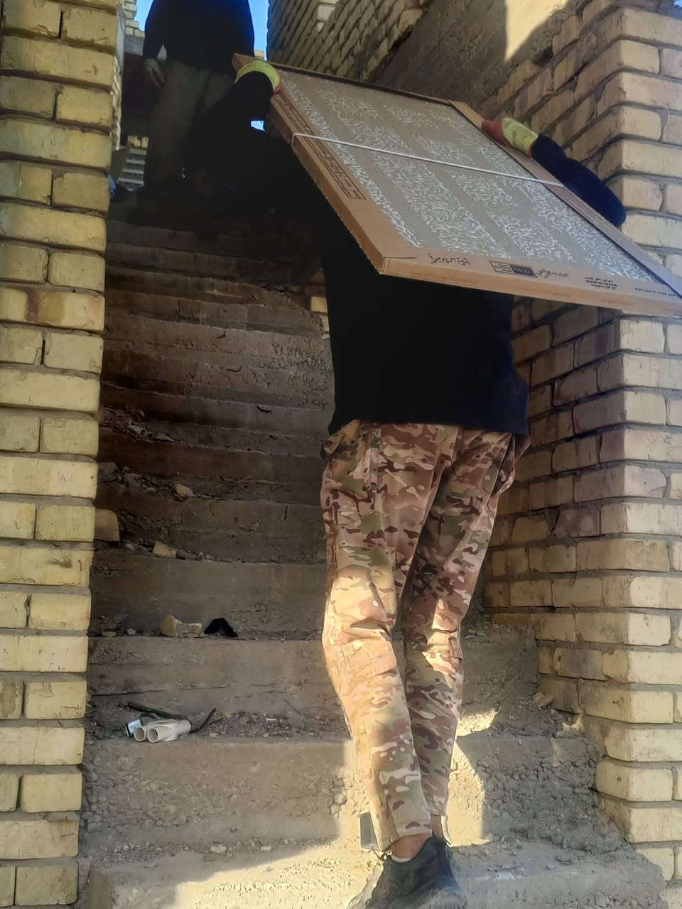 السلام عليكم كادر عمال تصعيد كافة مواد البناء على الضهر رمل طابوك تصعيد سيراميك اشتايكر كاشي فرمستون تكشير حيطان تفليش صب ابيوت تدخيل سبيس وحدل نقل اثاث البيت تصعيد اتراب السطح وحدل تشميع بتلو مساوه تطليع أنقاض قلع تراب قلع كاشي نعمل بنسب لأسعار نعمل ليلاً ونهاراً شرط شغل درجه اولى خابرني وبخدمتك ***********
