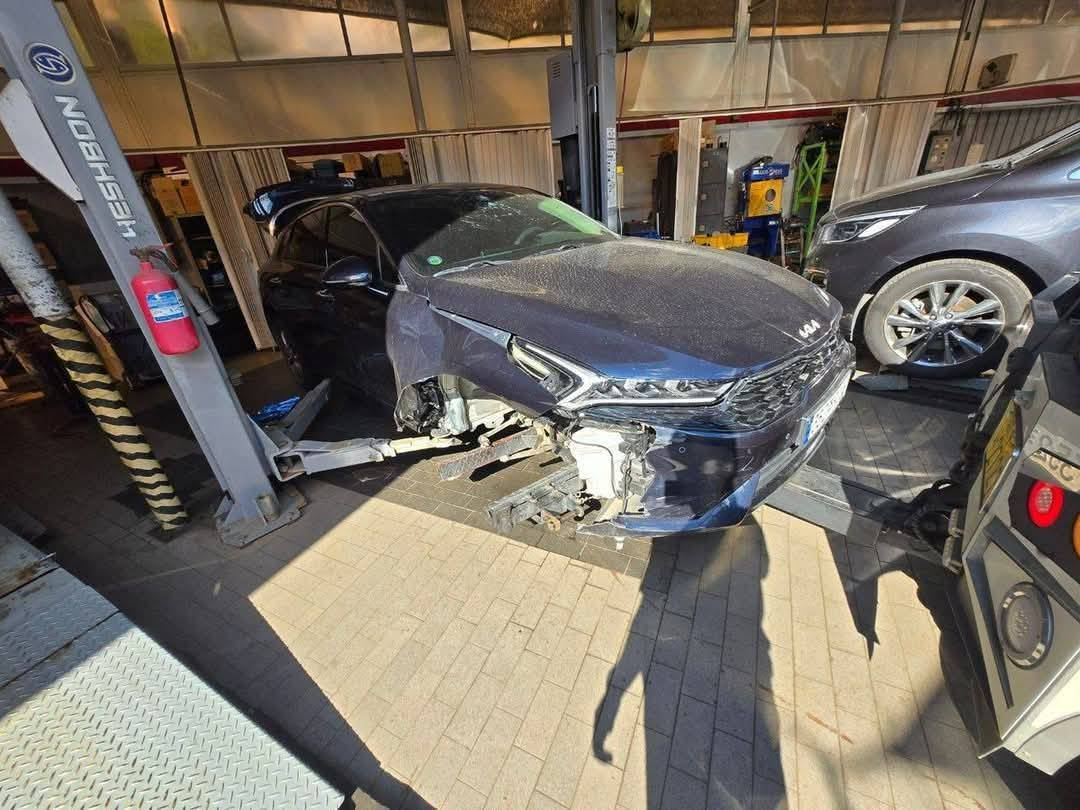 🚗 للبيع كيا K5 هايبرد موديل 2023
▪️ المحرك: 2000cc هايبرد
▪️ الممشى: 60 ألف كم
✨ المواصفات (فل كامل ماعدا الفتحه):
كير ماوس
 تبريد  خلفية كشنات اماميه تبريد +تتفأه
شحن وايرلس
تحديد مسار + سياقة ذاتية
 حساسات وكاميرات رادار امامي رادار خلفي مانع تصادم بريك ذاتي 
مواصفات كثيرة جداً
🛠️ الحالة:
حادث خفيف جهة اليمين (الجاملغ + طكة بسيطة بالباب الطخه صايره شطح )
لا يوجد لغد ولا شاصي
قبغ جنطة مبدلة
الجاملغات الخلفية كلير بدون قطرة معجون الطخه الخلفيه امعمره ابكوريه 
السيارة نظيفة جداً الله شاهد عليه سياره جديده بمعنه الكلمه برغي متصرف عليه 
💰 السعر: 160 قابل للتفاوض بالمعقول
📍 الموقع: (بغداد حي اور قرب جامع الفردوس)
📞 للتواصل: (***********)
