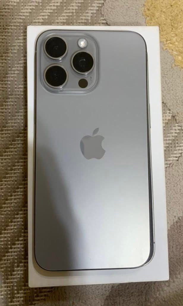 السلام عليكم أيفون 15 برو ماكس ذاكرة 256 ضمان ماستر نضافه 100‎%‎ بطاريه 92 السعر 750 مستعجل على بيعته
*********** واتساب غير متواجد بالفيس
