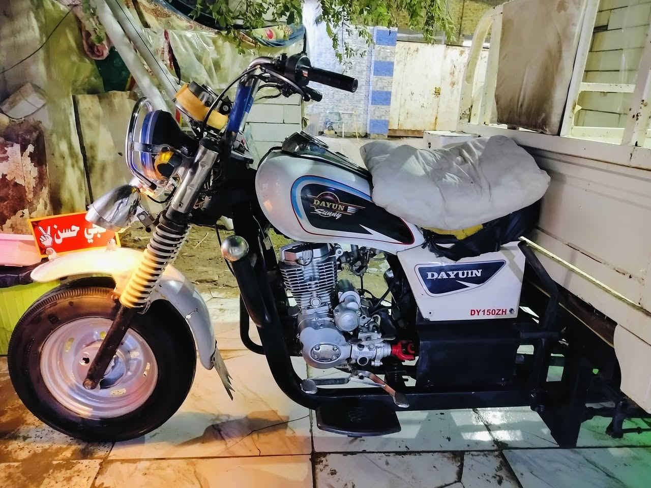 السلام عليكم ستوته للبيع مديل 15 اوراق اصولي محرك جديد كهربائيات شغاله تايرات جدد  جاهزه من كلشي ترايك وين ماجان عوزه بس سايق السعر مليون و 450 مكاني شطره وهذه رقمي ***********
