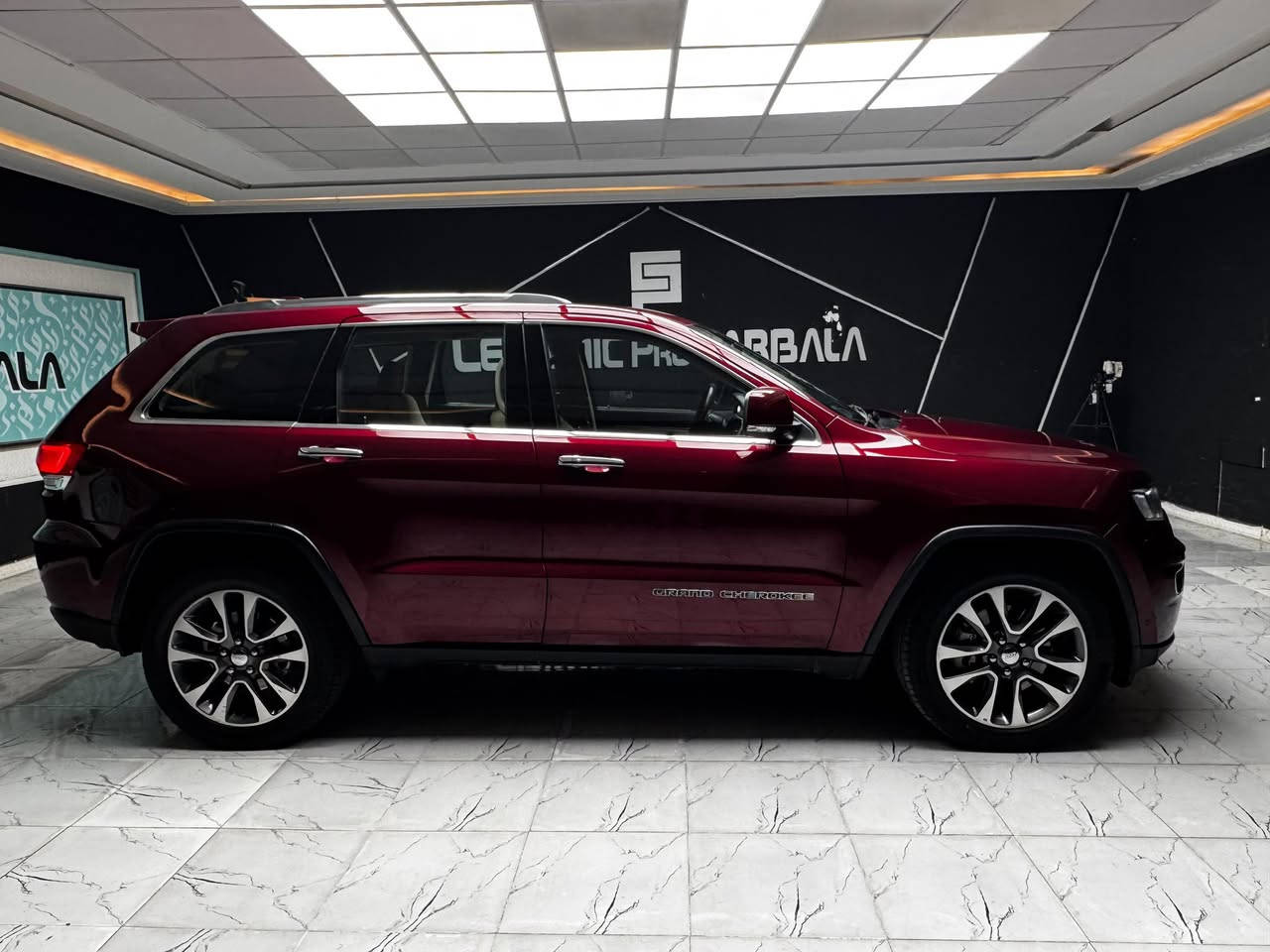 السلام عليكم ورحمة الله..

للبيع جيب لمتدد( بلص) فول لون ماروني

((خليجي))

رقم بغداد

ماشيه  ٨٠ m

الموديل :2018

المحرك : V6.  3.6L  

المواصفات : 

* نظام تحذير عند تجاوز السرعة المحددة. 

* المرايا الجانبية قابلة للطي كهربائيا. 

* سقف بانوراما . 

*ثلاثه شاشات داخليه 

* شاشه كبيرة 

* نظام الخرائط (GPS) .

* كاميرا.

* المصابيح الأمامية زنون LEB

* دخول ذكي. 

* بصمة 

* تشغيل عن بعد .

* الصندوق الخلفيي كهربائي . .

* ذاكرة لحفظ وضعيات الجلوس للسائق. 

* المقعد الأمامي كهربائي.

* المقاعد الأمامية  تبريد وتدفئة .

* المقاعد الخلفية تدفئة . 

* حساسات امامية. 

    *حساسات خلفيه.

* محدد سرعة . 

 *بعد بيه مواصفات ممذكوره

السعر 235$ وبيها مجال 

للاستفسار ***********

مكان السياره كربلاء
