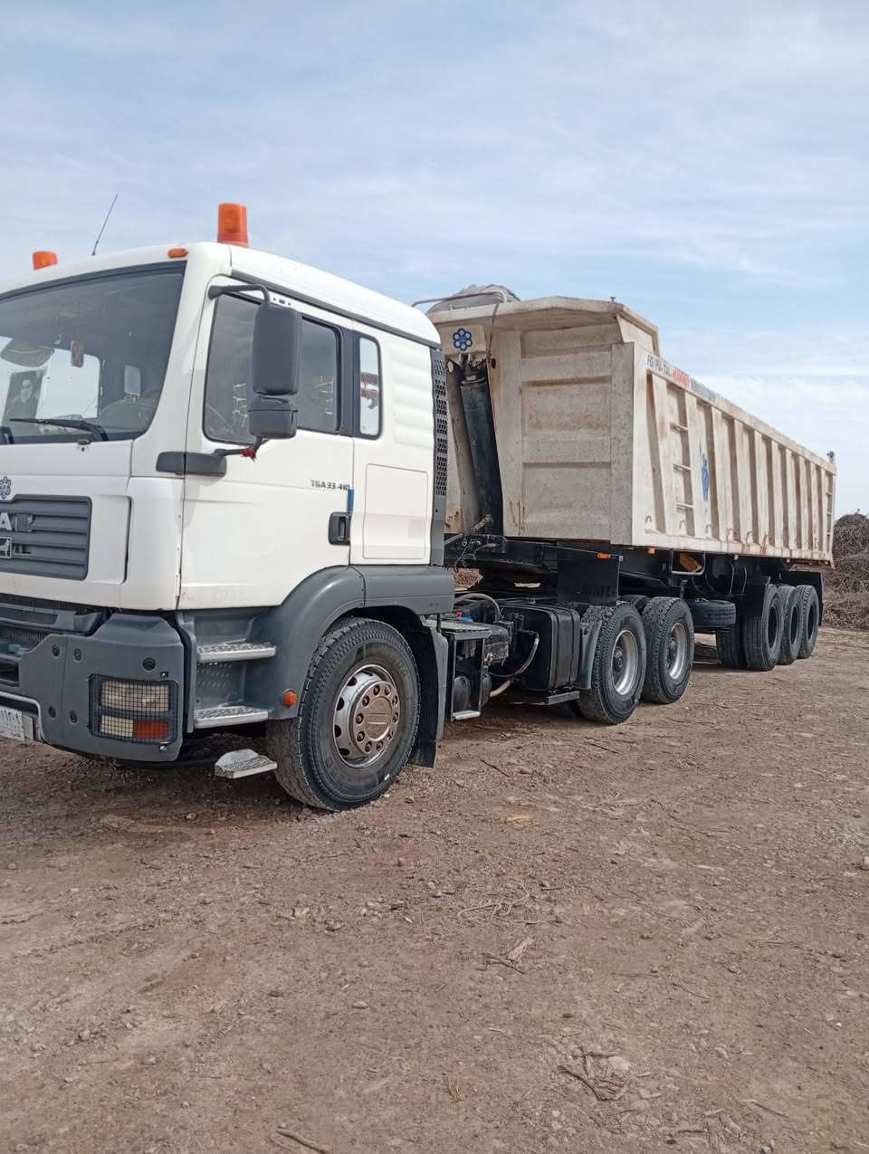 السلام عليكم 
البيع مان موديل 
2007 معلايه 2012 
كير مكينه جديد حجم 410
تخم تاير راس وعربانه
البيع راس او كامله
اتصل عل رقم 
***********
