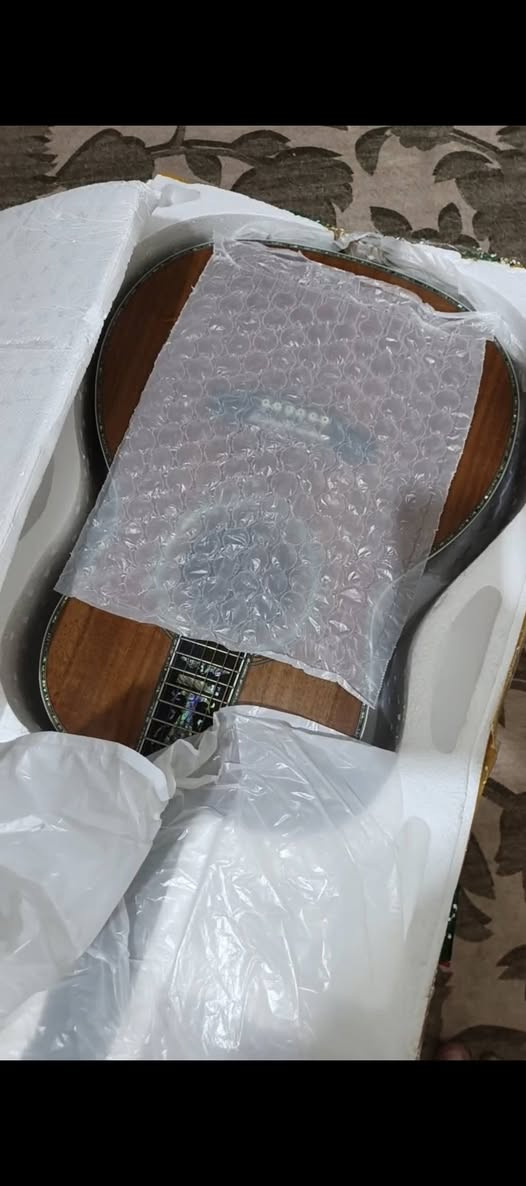 المحروس بهالشكل لونه يتغير حسب الإضاءة المهم
كيتار اكوستك
الفنكربورد من خشب الايبوني افضل انواع الاخشاب
أوتار نحاس
مزين بالصدف الحقيقي من كل الجوانب( انتيكا رائعه جدا) السعر 6ورقات


**إذا كنت صاحب هذا الإعلان وتريد حذفه لأي سبب، رجاءا أرسل رسالة إلى الدعم الفني**