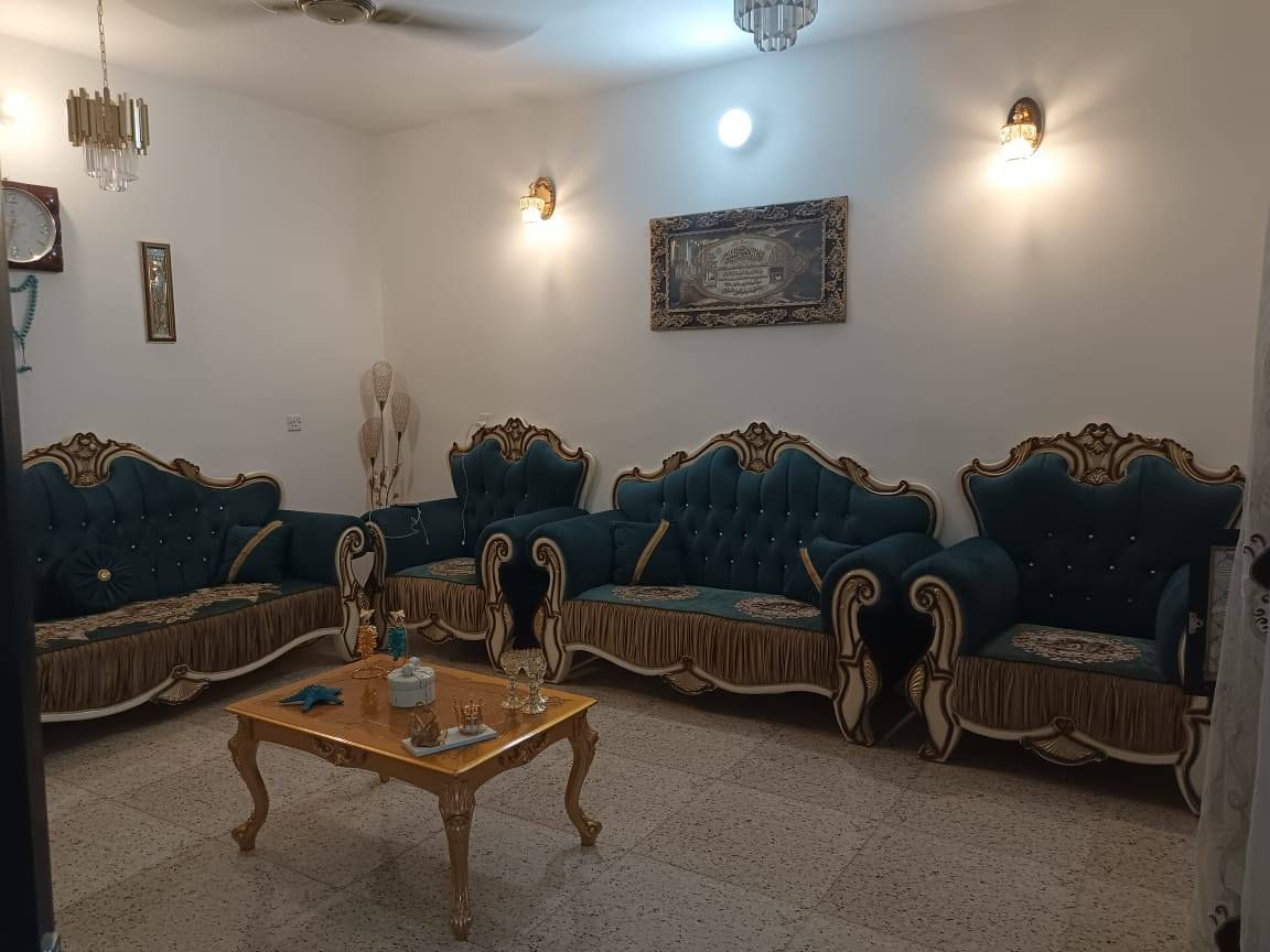 بيت 200 متر للأيجار حي المواصلات قرب جامع خديجة
يتكون الطابق الارضي من ٤ غرف نوم.. طرمة.. استقبال.. مطبخ... حولي كبير.. مناور...حمام

الطابق الاول غرفتين نوم.. حولي... حمام
الايجار.. 750 الف
للاستفسار التواصل على الرقم ***********
