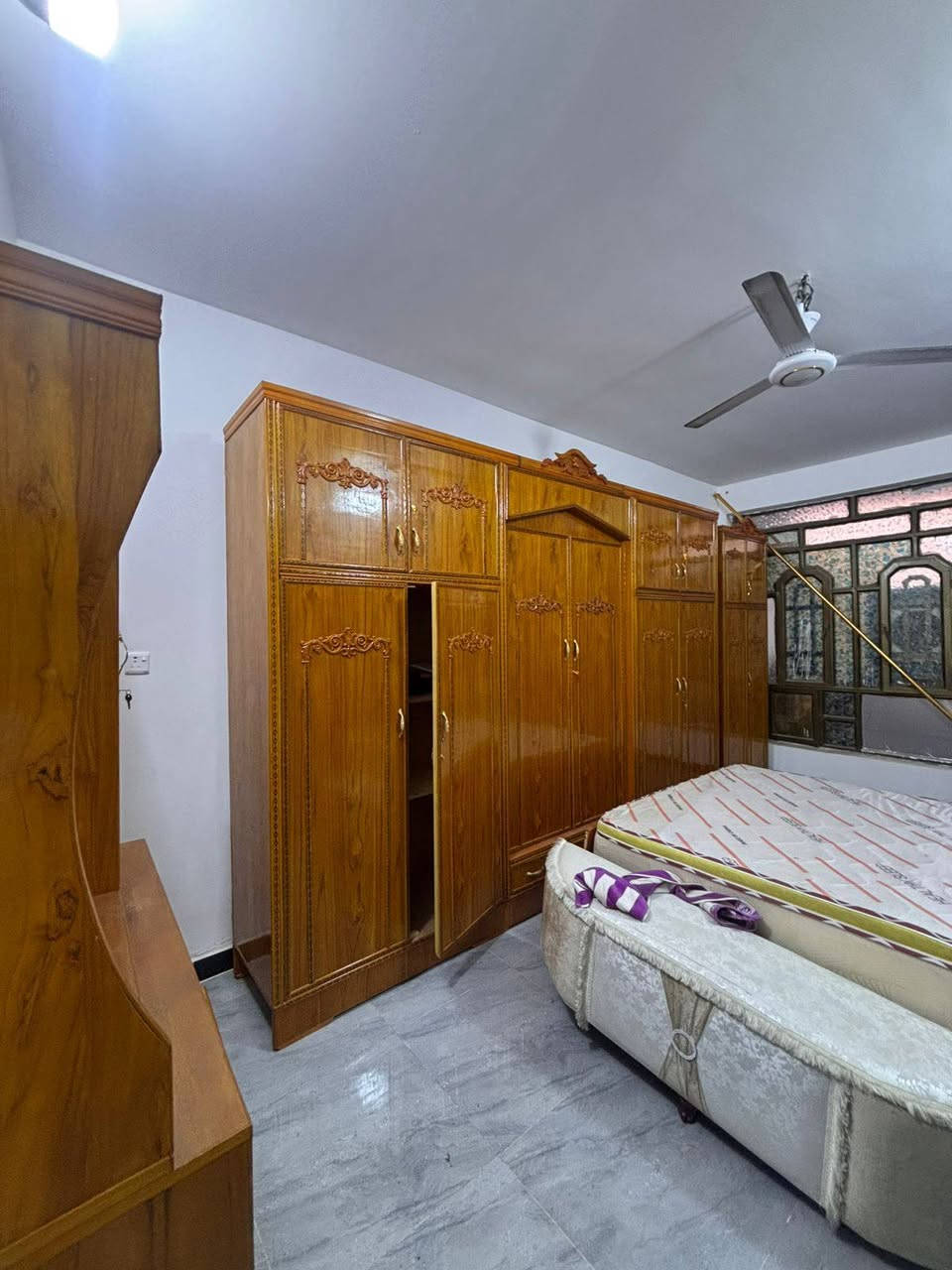 السلام عليكم غرفة ٧ قطع تصميم حديث نضافه ٩٠  بلميه استعمال شهر  مليون  ١٥٠ سعرها   صاج  عراقي  تفصال دوشك نفرين وياها  مكاني الحسينية  ***********
