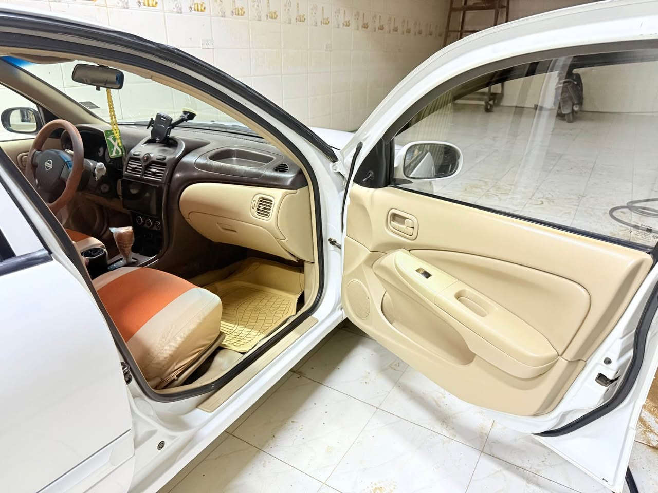 نيسان صني 2013 بدي كوري 
سيارة نظيفة 
مكينة وكير وشواصي مكفولات 
حدادية وتخم تايرات جدد 
بيها بابين السايق والي ورا مبدل 
وبيها بعد شغلات بسيطة معدلة 
رقمها واسط صاحبها موجود ويداور بأي وقت
السعر 100$
مكاني ديوانية حي العسكري 2 
*********** للتواصل ديوانية, القادسية
