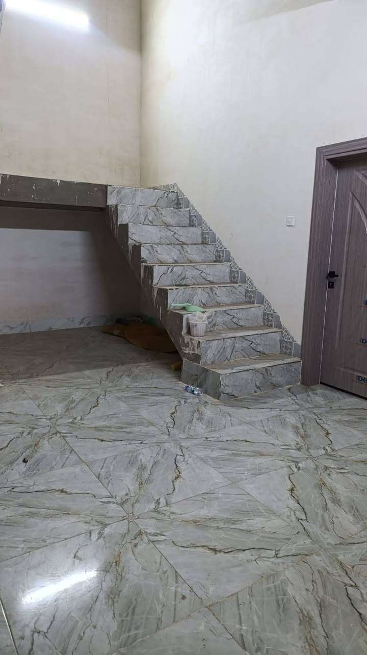 دار للبيع ٢٠٠م بلدية طابقين جديد الطابق الأول مثل الطابق الثاني مسجل في البلدية وعندي رقم مخصص للتمليك يتكون من طابقين ونص كل طابق بيه غرفتين نوم وصالة وهول داخلي وصحيات داخلية وخارجية ومطبخ بيه كراج سيارة وحديقة للاستفسار الاتصال على الرقم ***********
