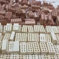 متوفر طابوق  متوفر لونين احمر +اصفر رملي ( بيجي) سعر قطعة ب50 دينار  ل...