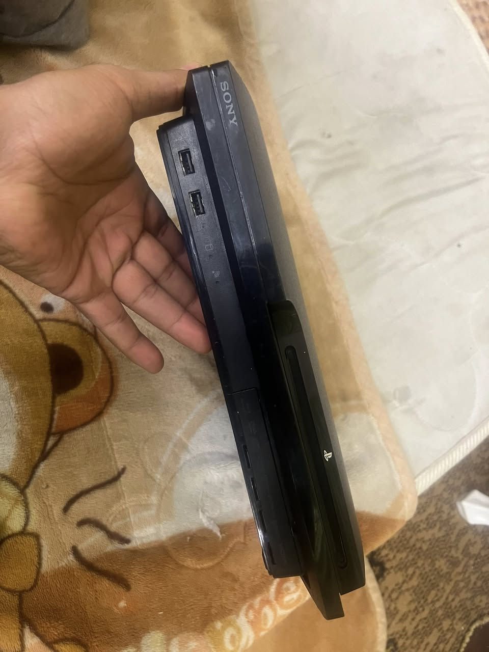 بلي ثري كامل هوة وملحقاته يدة جديدة نضافه فول جهاز شغال بي ألعاب داخل الجهاز وبي هارد خارجي تجي تفحص وتأخذة سعر  150 قفل *********** عنوان كربلاء شارع أحمد الوائلي يتوفر توصيل محافظات
