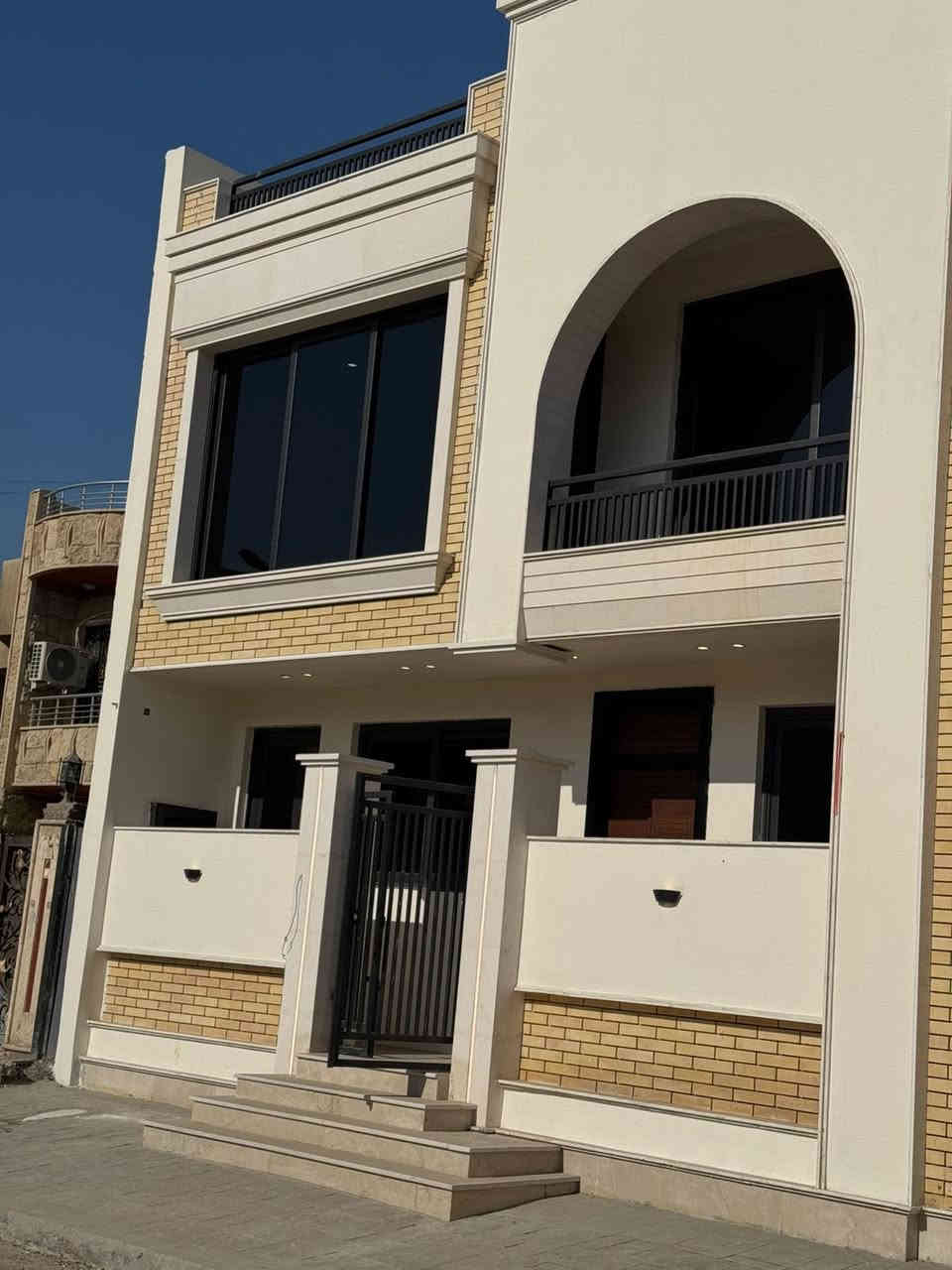 السلام  عليكم
للبيع   ----للبيع  ----للبيع  
في  الحارثية   محلة  213   المربع  الذهبي  خلف  لحوم  عارف  سابقا   
الواجهة    10  متر     ونزال  10  متر    
بناء   حديث    طابقين   ونص     
يحتوي  خمس   غرف  نوم   وخدمات   عدد 4    ومطبخ  كبير   وصالة  
للاستفسار      ابو  موسى ***********
***********
