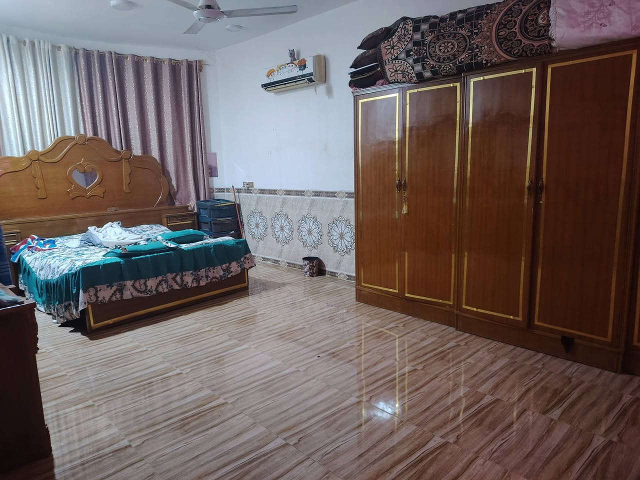 السلام عليكم دار لبيع مساح ٢٤٠ يحتوي على صاله و كندور و غرفتين نوم و مجمع صحيات عدد ٢ و الطابق الثاني يحتوي على غرفة النوم و مطبخ و هول و مجمع صحيات  ***********
