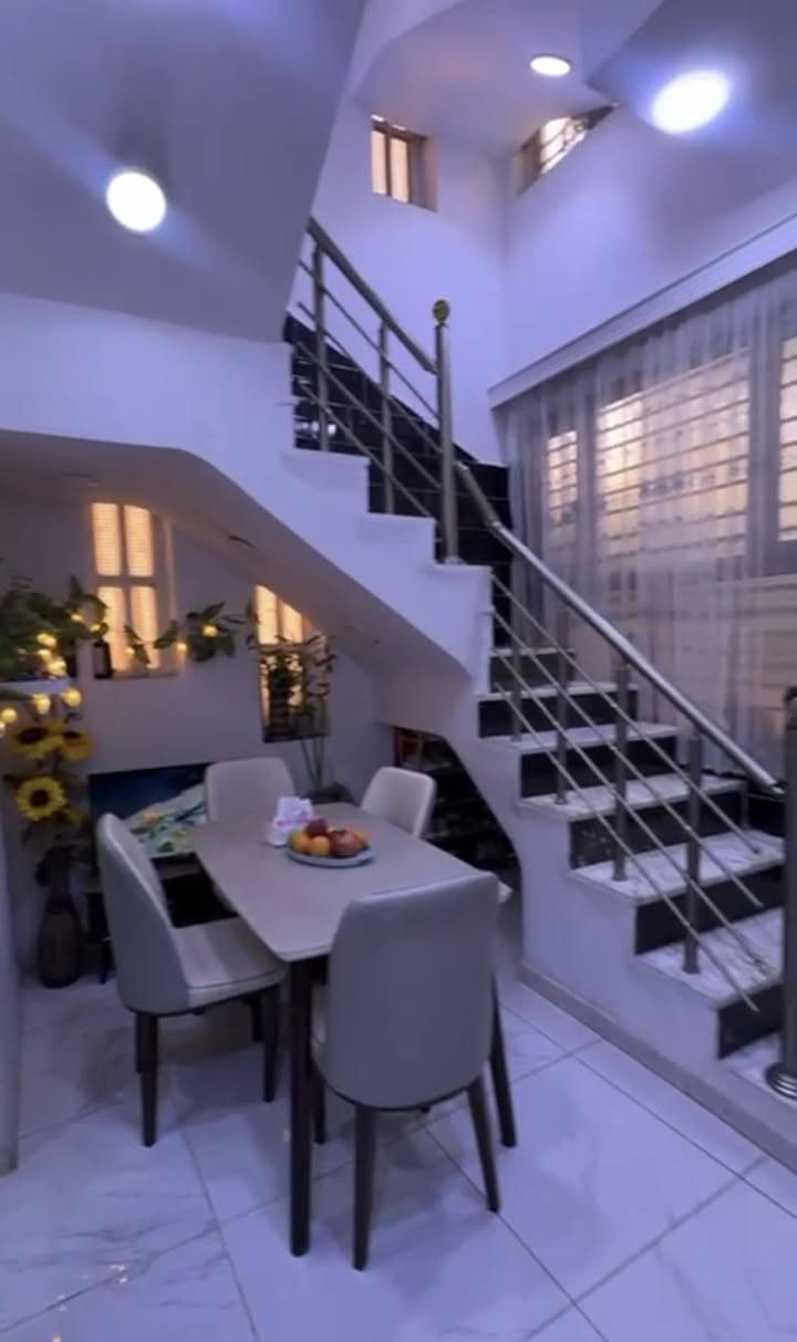 ً
دار للبيع طابو سكني مساحة 75متر ركن واجهة 7/5متر  
يقع في بغداد سبع ابكار ( محله 340 ) يحتوي على طرمة. وصالة. وحولي. ومطبخ وغرفة نوم وخدمات طابق اول غرفتين نوم وحمام غربي. طابق ثاني بيتونة وسطح  شارع عرظه 8متر خدمات فووول تبليط
للاستفسار : ***********
