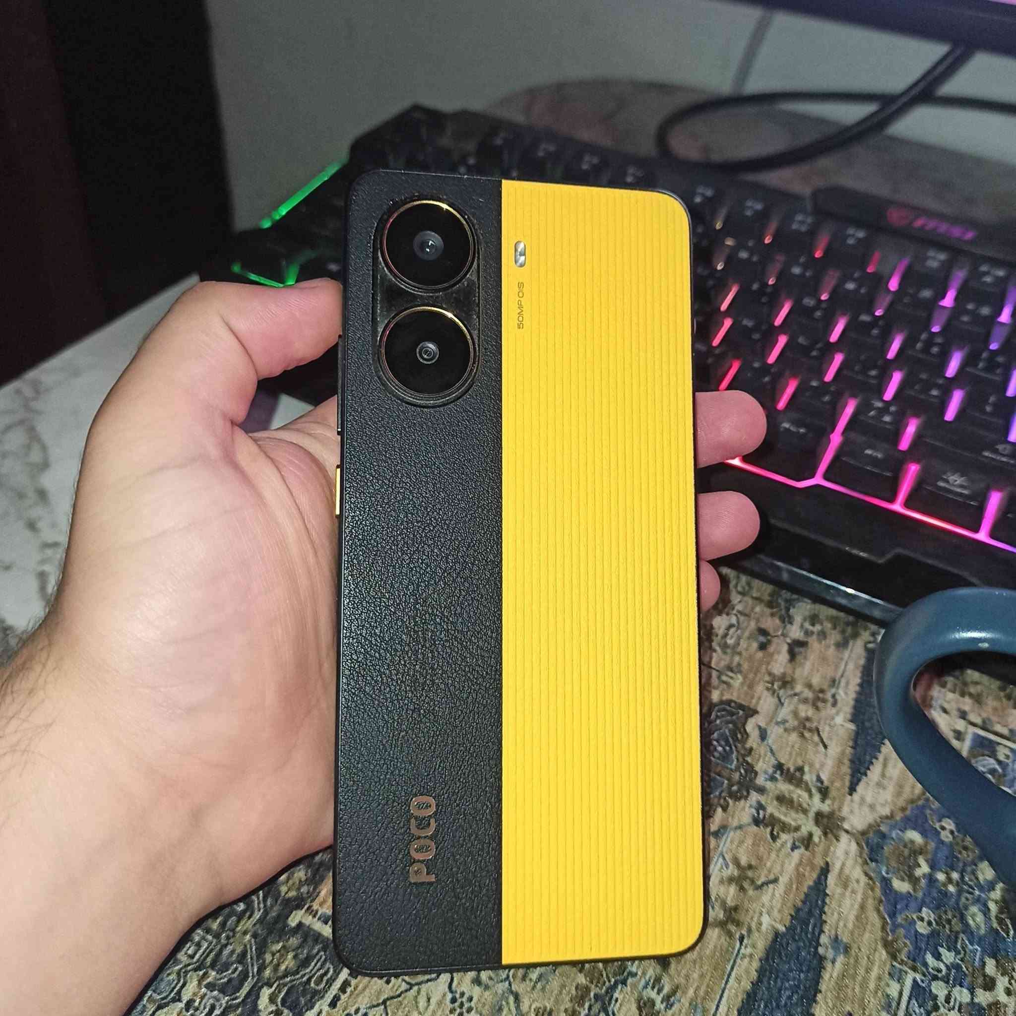 سلام عليكم هذا جهازي poco x 7 pro
اريد تبيعه ويجي بمواصفات كلش قوية اقوى وقريبة يم ايفون ١٥ برو ماكس .

​📱 الشاشة والتصميم
​الشاشة: من نوع AMOLED بحجم 6.67 بوصة، بدقة 1.5K وتدعم معدل تحديث 120Hz وميزة HDR10+، لتقدم تجربة ألعاب ومشاهدة ممتازة بسطوع عالٍ تحت الشمس.
​التصميم: خامات من البلاستيك القوي أو الزجاج مع حماية من رذاذ الماء والغبار بمعيار (IP54 أو أعلى).
​🚀 الأداء والذاكرة
​المعالج: يأتي بمعالج قوي من فئة الفئة المتوسطة العليا (غالباً من MediaTek Dimensity مثل Dimensity 8300-Ultra أو ما يكافئه لعام 2026) بدقة تصنيع 4 نانومتر، وهو ممتاز جداً للألعاب الثقيلة مثل ببجي وكول اوف ديوتي.
​الذاكرة العشوائية (RAM): يأتي بذاكرة 8 جيجابايت أو 12 جيجابايت رام (مع ميزة زيادة الرام الافتراضية).
​ذاكرة التخزين: 256 جيجابايت من نوع سريع جداً (UFS 4.0) لنقل البيانات بسرعة فائقة.
​📸 الكاميرات
​الكاميرا الخلفية ثلاثية:
​الرئيسية: بدقة 64 أو 50 ميجابكسل تدعم المثبت البصري (OIS) لمنع الاهتزاز أثناء التصوير والاهتمام بالتصوير الليلي.
​الواسعة: بدقة 8 ميجابكسل للتصوير بزاوية عريضة.
​الماكرو: بدقة 2 ميجابكسل للتصوير القريب.
​الكاميرا الأمامية: بدقة 16 أو 32 ميجابكسل داخل ثقب صغير في الشاشة.
​🔋 البطارية والشحن
​البطارية: بسعة 5000 ميللي أمبير تكفي للاستخدام المكثف طوال اليوم.
​سرعة الشحن: يدعم الشحن السريع جداً بقوة 67 واط أو 90 واط (الشاحن يأتي مرفقاً في العلبة)، مما يشحن الهاتف بالكامل في حوالي 40 دقيقة أو أقل.
​🌐 النظام والميزات الإضافية
​نظام التشغيل: واجهة شاومي الأحدث Xiaomi HyperOS المبنية على نظام Android.
​الصوت: سماعات ستيريو مزدوجة (Stereo Speakers) تدعم Dolby Atmos لتجربة صوتية محيطية.
​الشبكات: يدعم شبكات الجيل الخامس 5G، وتركيب شريحتين اتصال.
​الأمان: مستشعر بصمة مدمج تحت الشاشة سريع الاستجابة.

اخوان انطوني بيه ٣٧٥ وما بعته يرحم موتاكم هذا اللون وهذا مواصفات أريده ب٤٠٠ الف صار عليه ٥٢٥.مكاني نجف وما اروس ولا انطي فرق ولا شي اريد ابيعه.


**إذا كنت صاحب هذا الإعلان وتريد حذفه لأي سبب، رجاءا أرسل رسالة إلى الدعم الفني**
