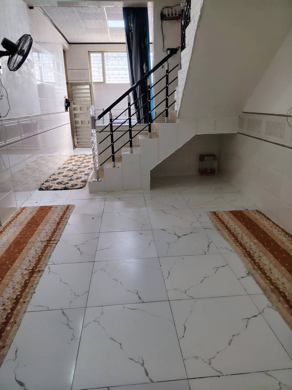 #دار للبيع...  106م   طابقين..بناء جديد قريب جداا ع الامام الحر سند ٢٥ إقرار محكمه العنوان الحر شارع الجنسيه القديمه   كافه الخدمات مع المجاري.. عده التبليط منطقة هدؤ.. ودخوله مثل المجمع يعني شارع واحد
يتكون الطابق الأرضي من.. 
استقبال كبير.. 5/4م
وغرفه نوم كبيره...4/4.5م
وصاله كبيره ...6/3.5م
ومطبخ كبير... 4/3.5 م
حمام داخلي وخارجي
#الطابق الثاني  بس الغرف  يحتاج كهرباء ولبخ 
يتكون من.. 
غرفه 6.5/4م
وغرفه 4.5/4 
وصاله صغيره 
وصحيات وسطح 
#الدار كونكريت مسلح بناء طابوق فقط الستاره الداير ثرمستون 
للاستفسار ع السعر تواصل خاص

#يرهم مراوس بيت بناء جديد مع الفرق


**إذا كنت صاحب هذا الإعلان وتريد حذفه لأي سبب، رجاءا أرسل رسالة إلى الدعم الفني**