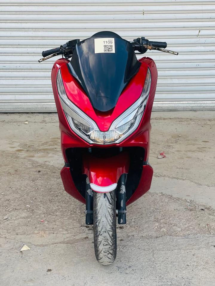 للبيع دراجة هوندا PCX موديل 2020 (الجيل الثالث)

▪️ الحالة: جيدة جداً
▪️ موديل: 2020
▪️ المحرك بحالة ممتازة
▪️ اقتصادية جداً في استهلاك الوقود
▪️ تشغيل ناعم ومريحة للاستخدام اليومي
▪️ جميع الأمور الفنية تعمل بصورة طبيعية
▪️ استخدام شخصي عليها بشكل جيد جداً   
بانزين محسن دهن ارقى انواع استخدم لها  ماء راديتر زيتي الاصلي. 

الدراجة جاهزة للفحص والمعاينة ولا تحتاج إلى أي مصروف.

السعر: 17$ ورقة قابل للتفاوض للجادين فقط.

للاستفسار:
📞 [*********** ] اتصال مباشر
عنوان بغداد
