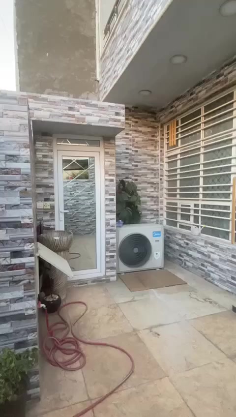 يعلن مكتب تبارك الرحمن للعقار عن بيع دار طابقين مسلح بناء ٢٠٢١ مساحته ١٢٠م جبهه ٦م نزال ٢٠م مدخلين يحتوي على صاله وحولي ومطبخ وغرفة نوم وخدمات شرقي وغربي والطابق الاول غرفتين وخدمات وسطحين البناء على يد ابو البيت يقع في شارع فلسطين حي الادريسي قرب ثانوية المتميزات السعر  ٥٣٠ مليون دينار عراقي مجال بسيط للأستفسار الاتصال موبايل*********** ابو زياد الخفاجي
