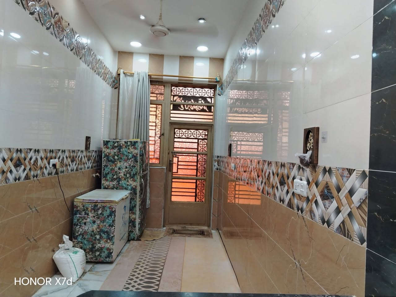 السلام عليكم
الدار للبيع:السعر 
الموقع :ابو رمانه على شارع عشرين شارع مدرسه اسيا  
المساحه:١٢٠ متر صب 
البناء طابق ونص طابو سند
التفاصيل:
الطابق االارضي:صب كونكريت مسلح 
استقبال ومطبخ بارد مفتوح ع الصاله ومطبخ حار وغرفه نوم كبيره مع مناور عدد ٣ ومغاسل داخليه وخارجيه.
الطابق العلوي:غرفه نوم كبيره مع صاله بيتونه وسطح ومغاسل. البيت مؤسس منظومه غاز. وخطين للمجاري مو خط واحد والكهرباءيات الفنر درجه اولى 
 يعنية متعوب عليه حيل  بناء شخصي وليس شغل  مقاول.
الوضع القانوني:طابو صرف بأسمي خالي من اي اشاره حجز وغير مطلوب اي قرض..  
بقيه التفاصيل  وللاستفسار على 
*********** يوجد واتساب بالخدمه
