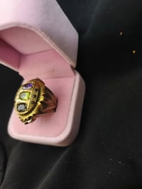 ثلاث احجار • مزاد • سعر غير معلوم