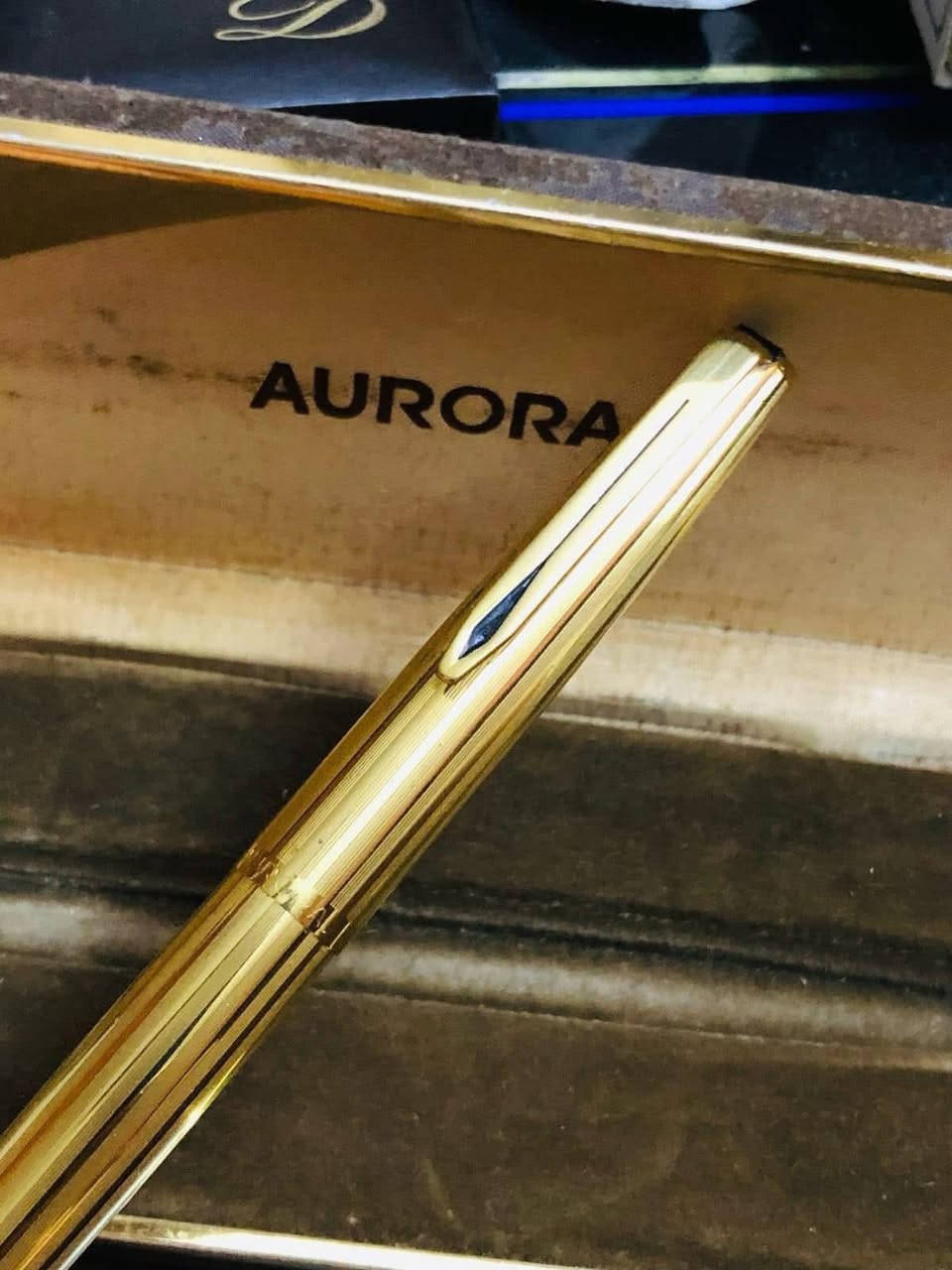 قلم ارورا  ( AURORA) حبر 
استيراد الأجهزة الدقيقة العراقية 
إيطالي الصنع اصدار محدود 
ريشه ذهب خالص عيار ١٤ 
مع تغليف ذهب  لوك غير مستعمل 
مع العلبه الأصلية والكتلوك 
للاتصال ***********
