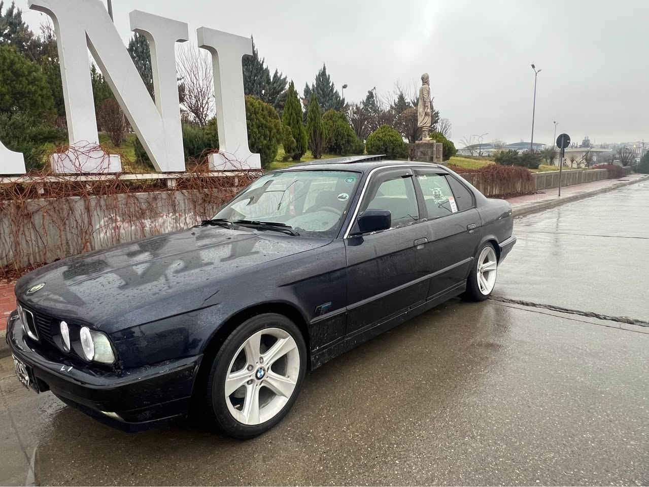 فرؤشتن و گؤرينه وه 
بيئيم ٥٢٥ گير عادى مؤديل ١٩٩١ ئارم پلستيكي سليماني ئارم ئه وه ليتاو خه رامه ي به شه رت  كامل مه سروف بى نوقسانيو ته قه و ره قه ي نييه پاترى تازه و ئه نتيفريزى تيكراوه تايه و ويلي ئه ونه نابيت بؤ به ستراوا گيرو مه كينه و كلجو عه ينه ي به شه رت 
شوين (سليمانى ) 
سه عرى٣٤گه لاو مه عامه له 
*********** السليمانية, العراق
