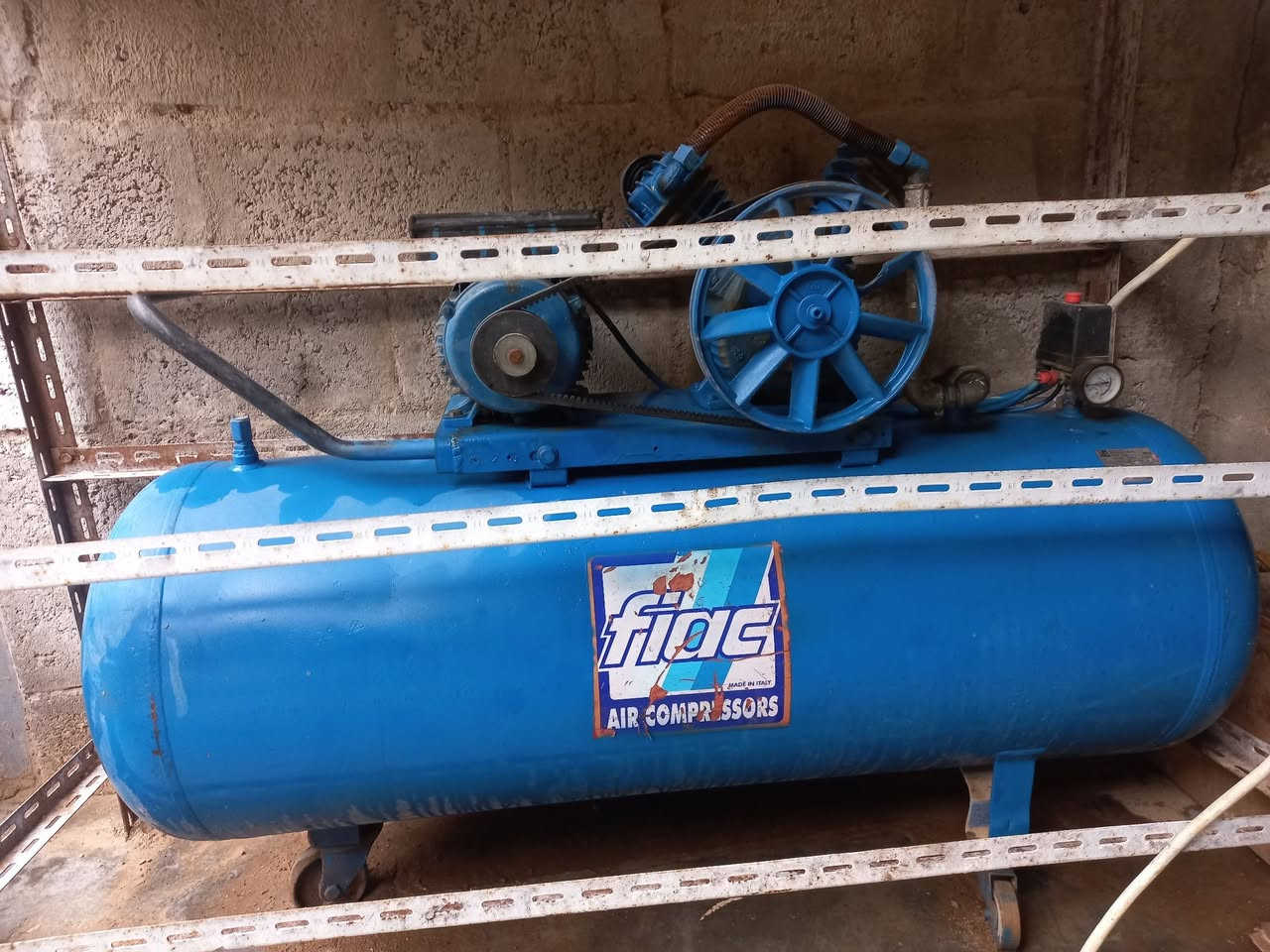 السلام عليكم 
كمبريسر 200 لتر ماطور تلاثة حصان سنكل السعر 300 الف
بغداد المعامل 
***********
