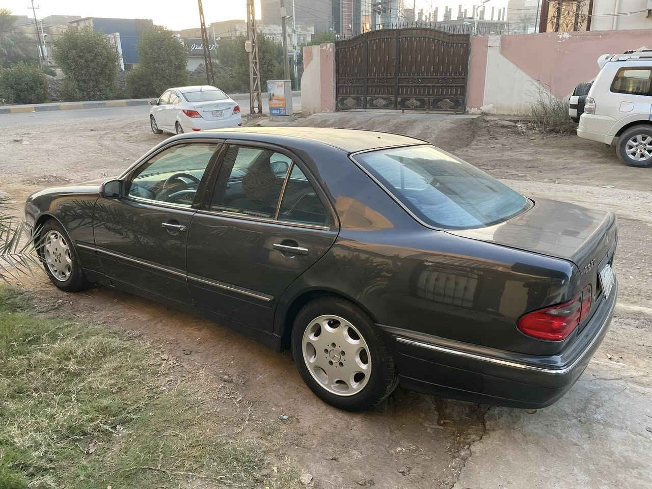 السلام عليكم
مارسدس ام عيون موديل 2001 فول مواصفات عدا الفتحة ماشية 210 

محرك v  افنكارد 6 سلندر 

كهربائيات وتبريد كلة شغال كراسي كهرباء رقم بابل سعر 98 وبيها مجال قليل حك الجية 

مكانها بابل الحلة 

***********
