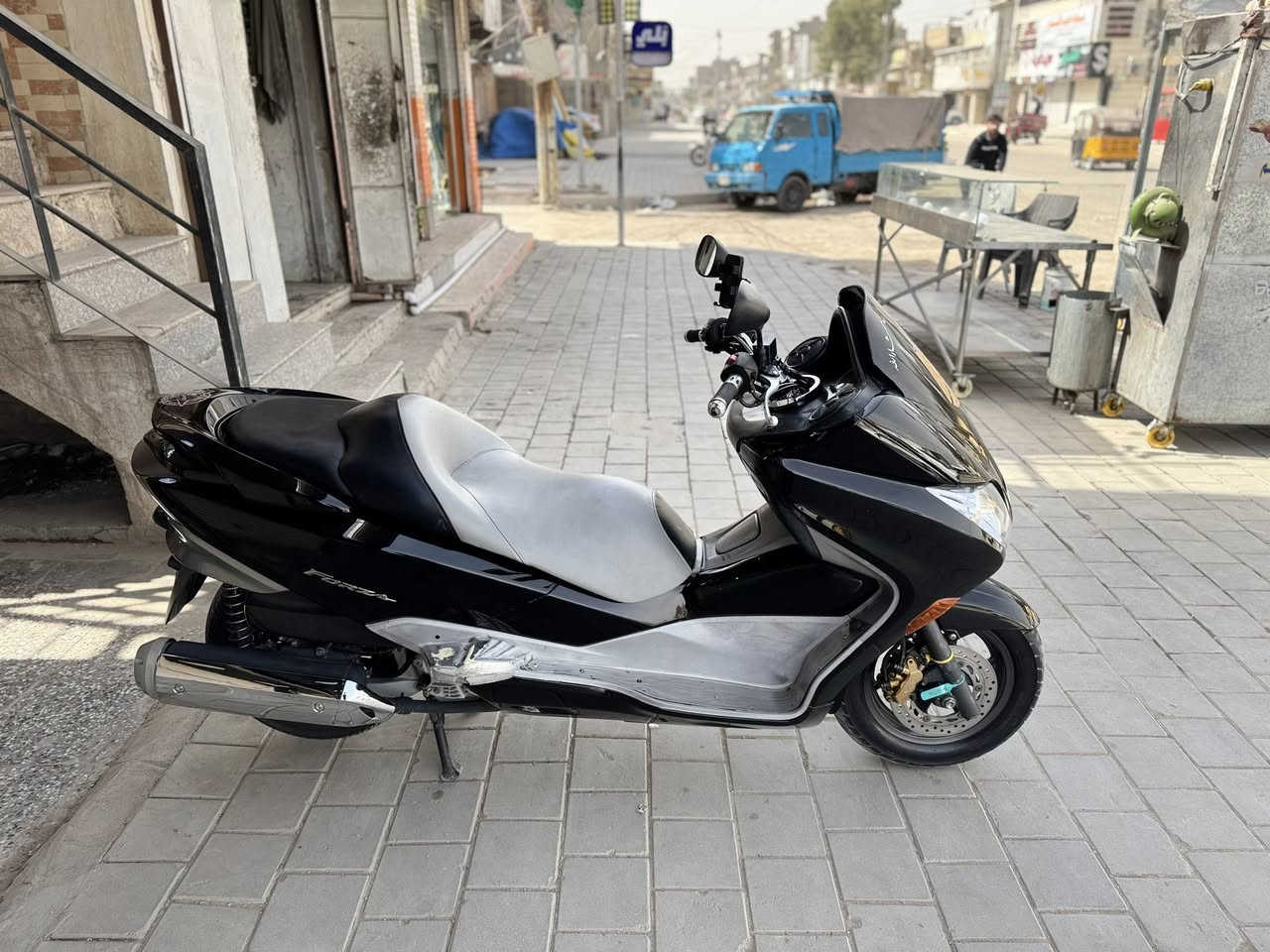 السلام عليكم فورزه 010 MF كرستال
ألون / اسود ملكي والداخل رصاصي 

S7

خمس تحويلات
  
D/S/A/M/S7

منضومه زنون اصليه 

تايرات تخم جديد 

منضومه سماعات jbl اصليه 

المحرك برغي ممفتوح وكهربائيات كله شغال ومملعوب بيهن 

ستاند حساس 

كلوب جنطه 

دواسات نيكل ناري 

عليه ادامه كلجات وقايش 

بانزين محسن ودهن eurol الأصلي 

محرك ابيضّ 

حامله مبايل 

كتلوك وعده مال شركه 

ماشيه 36 ألف حقيقي 

الدراجه بيدي منزلها من الرمبه ومصروف عليها 
تأخذها فلس مذب عليها 

السعر 15 ورقه وبيها مجال للطيبين 

العنوان / بغداد / الأمين الثانيه 

الرقم / ***********
