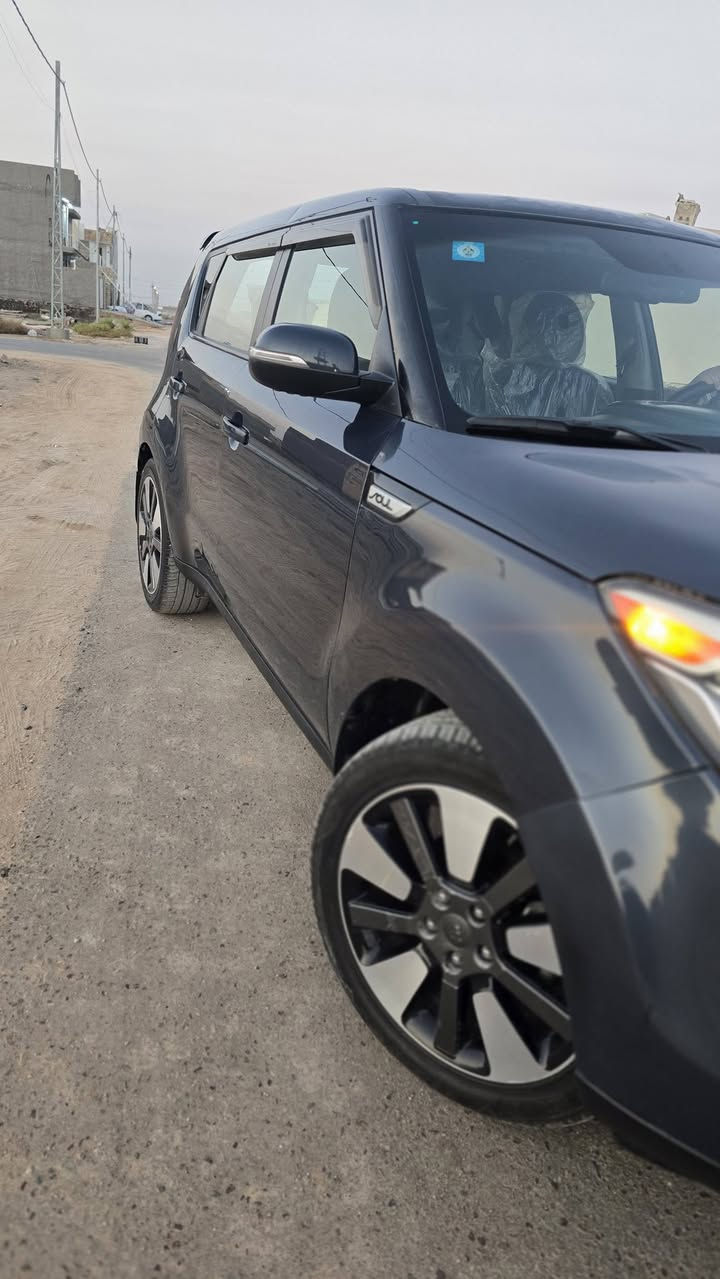 السلام عليكم 
كيا صول 2015 plus
سياوه حلوه وجديده وجاهزه من كلشي بأسمي 
ماشيه125mi
صبغ بنيد فقط بدون دواخل وصبغ قليل مسطره الجنطه 
118$وبيها مجال بسيط 
***********
