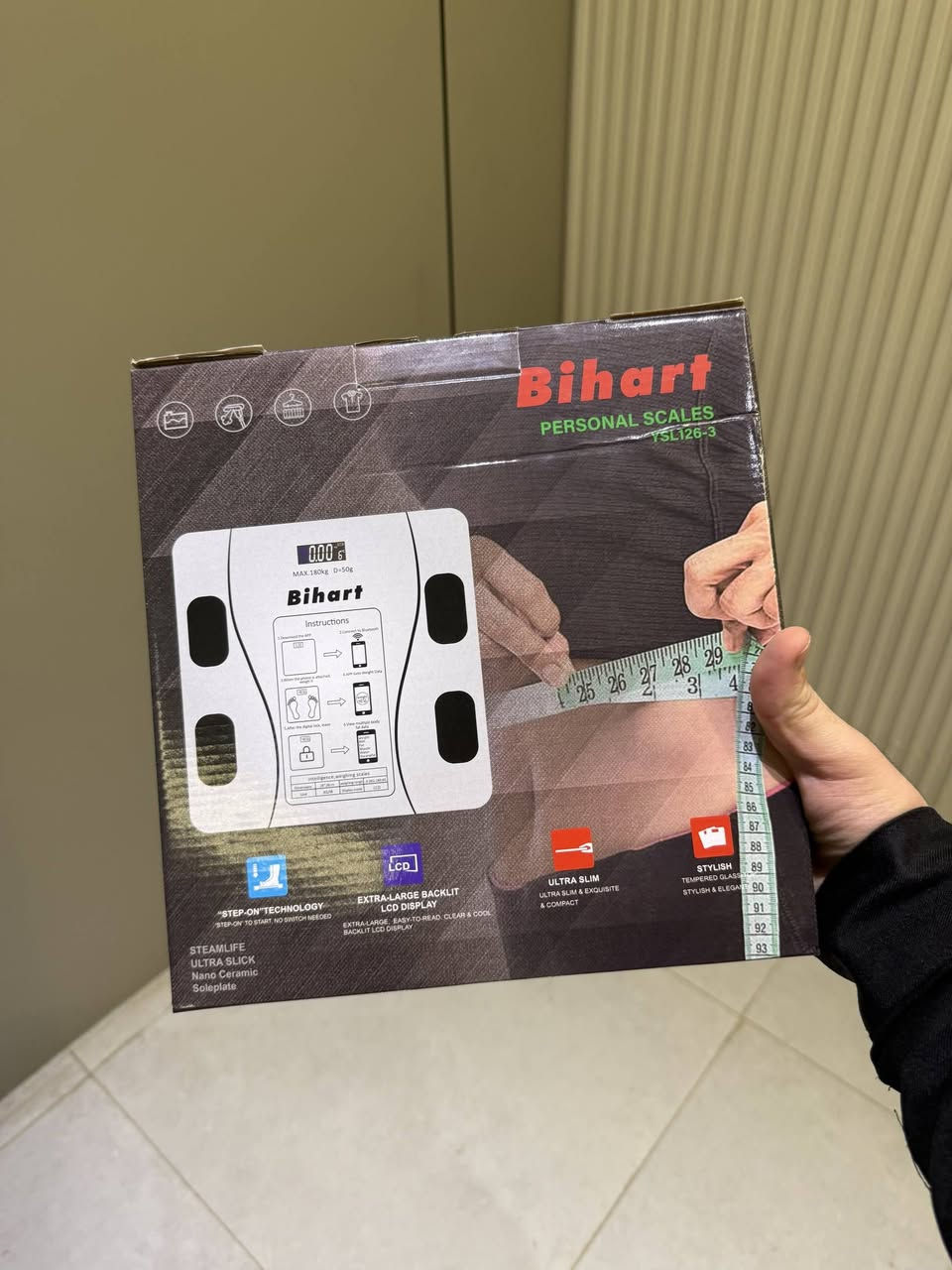 • ميزان شخصي ذكي من Bihart بتصميم أنيق وزجاج مقوّى مناسب للاستخدام المنزلي اليومي موديل YSL126-3. السعر((7الف))تواصل واتساب***********
• يدعم الاتصال عبر Bluetooth لمزامنة بيانات الوزن مع تطبيق OKOK على الهاتف.
• شاشة LCD بإضاءة خلفية كبيرة لعرض الوزن بوضوح وسهولة قراءة.
• قدرة وزن قصوى حتى 180 كغم مع دقة قياس 50 غرام كما هو موضح على الميزان.
• تصميم نحيف (Ultra Slim) وخفيف مع تقنية Step-On للتشغيل عند الوقوف مباشرة.
• يدعم عرض بيانات متعددة عبر التطبيق مثل: الوزن، BMI، دهون الجسم، العضلات.

🔹 المواصفات

• الماركة: Bihart
• النوع: ميزان شخصي ذكي (Personal Scales)
• أقصى وزن: 180 كغم
• دقة القياس: 50 غرام
• وحدة القياس: KG / LB (كيلو / رطل)
• الشاشة: LCD بإضاءة خلفية
• الاتصال: Bluetooth
• التطبيق: OKOK App (Android / iOS)
• الأبعاد: 26 × 26 سم
• مصدر الطاقة: 2 × بطارية AAA
• مادة السطح: زجاج مقوّى (Tempered Glass)

🔹 محتويات العلبة
• ميزان Bihart الذكي
• بطاريتان AAA
