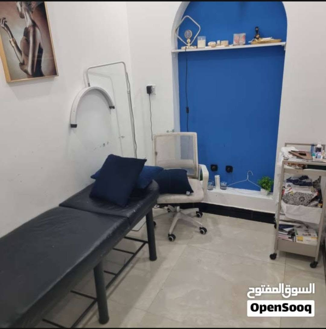 ​🌟 فرصة استثمارية ممتازة: مركز عناية وتجميل متكامل للمرأة للبيع 🌟
لعدم التفرغ، يعلن مركز تجميل وعناية نسائي راقٍ ومتكامل عن معروض للبيع بكافة طابوته وتجهيزاته الحديثة والعصرية.
​📍 المواصفات العامة:
​المساحة: 200 متر مربع (مستغلة بالكامل بتصميم داخلي مريح يضمن الخصوصية والراحة التامة للزبائن).
​الحالة: جاهز للتشغيل الفوري مع توفر كافة الأجهزة والمعدات والديكورات الفاخرة.
​💇‍♀️ الخدمات والأقسام المتوفرة في المركز:
​المركز مجهز بالكامل لتقديم باقة شاملة من الخدمات التي تلبي جميع احتياجات المرأة:
​حمام مغربي وساونا: مجهز بأحدث المنظومات لتقديم تجربة استرخاء واستجمام فاخرة.
​قسم المساج والسبا (Spa): غرف مخصصة ومجهزة بالكامل لأجواء هادئة ومريحة.
​العناية بالبشرة: أجهزة ومواد متطورة مخصصة لتنظيف، تفتيح، ومعالجة البشرة.
​قسم الشعر: كراسي ومحطات متكاملة للتسريح، الصبغ، العناية، والمعالجات الحديثة.
​قسم الأظافر (بدكير ومنكير): كراسي مريحة ومعدات حديثة للعناية بالأظافر وتزيينها.
​قسم الرموش: ركن مخصص ومضاء لتركيب وتجميل الرموش بدقة عالية.
​✨ مميزات إضافية للمركز:
​ديكورات حديثة وأنيقة تناسب أرقى الأذواق وبحالة ممتازة.
​موقع حيوي ومميز [   بغداد / زيونة خدمي مول دريم ستي].
​📞 للمعلومات والاستفسار عن السعر:
​للمهتمين والجادين بالشراء، يرجى التواصل مباشرة عبر:
​رقم الهاتف: ***********
​(ملاحظة: البيع يشمل المركز بكامل أجهزته، معداته، وديكوراته)
المساحة ٢٠٠ متر.
