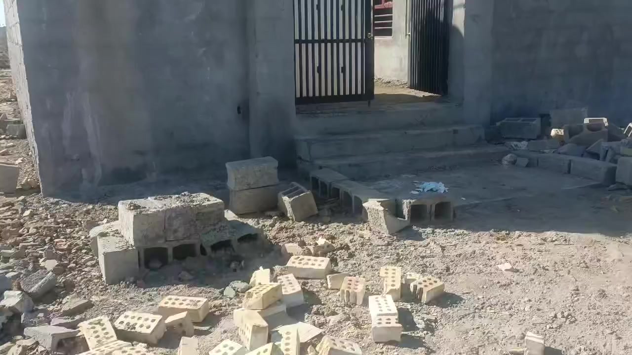 السلام عليكم التفاصيل داخل الفيديو بيت 170 مع قطعة 170 يعني 340 متر مقابيل نزلة السعيدات خط ثالث السعر مناسب  
***********
