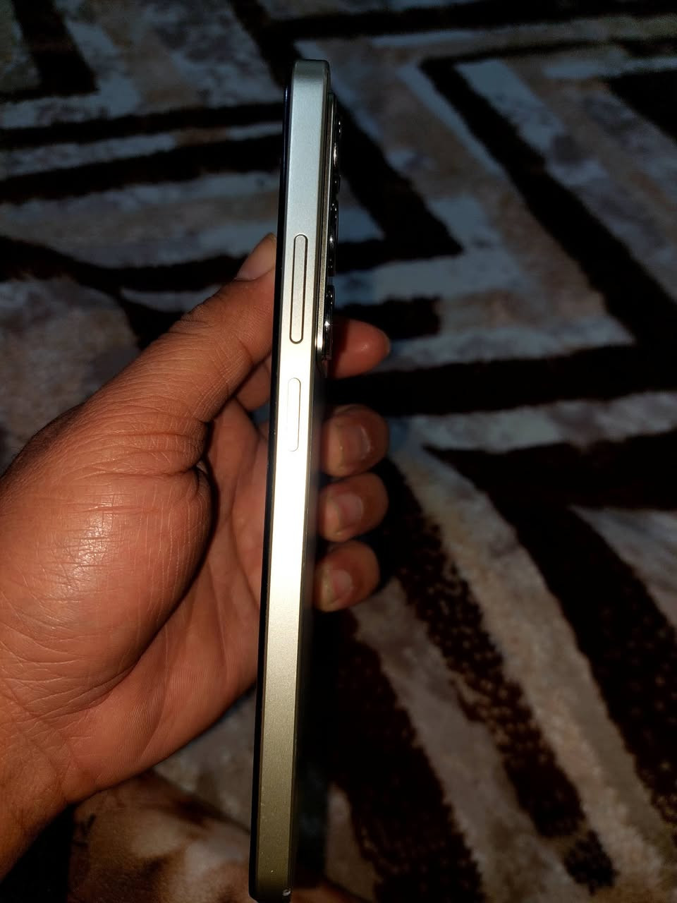 ريلمي C75 كجهاز اقتصادي متين بمقاومة عالية للماء والغبار (معيار IP69)، وشاشة 6.72 بوصة FHD+ بمعدل 90 هرتز، ومعالج MediaTek Helio G92 Max، مع ذاكرة تخزين 256 جيجابايت و8 جيجابايت رام، بالإضافة إلى بطارية ضخمة بسعة 5828 مللي أمبير وشحن سريع 45 واط. المواصفات التفصيلية لهاتف ريلمي C75: الشاشة: 6.72 بوصة من نوع IPS LCD، دقة \(1080\times 2400\) بيكسل (+FHD)، سطوع حتى 690 شمعة، ومعدل تحديث 90 هرتز.المعالج: ميدياتك Helio G92 Max ثماني النواة (12 نانو ميتر) مع معالج رسومي Mali G52.الذاكرة والتخزين: 8 جيجابايت رام + 256 جيجابايت مساحة تخزين داخلية، مع دعم رام ديناميكية إضافية.الكاميرات:الخلفية: مزدوجة/ثلاثية 50 ميجابكسل (رئيسية) مدعومة بالذكاء الاصطناعي.الأمامية (سيلفي): 8 ميجابكسل.البطارية والشحن: بطارية 5828 مللي أمبير تدعم الشحن السريع بقوة 45 واط.نظام التشغيل: أندرويد 14 مع واجهة ريلمي UI 5.0.المتانة: مقاومة للماء والغبار بمعيار IP69 وشهادة TÜV Rheinland، وحماية عسكرية للشاشة.مميزات إضافية: منفذ USB Type-C، مستشعر بصمة، دعم تركيب شريحتين 4G وكارت ذاكرة خارجي. المميزات الرئيسية: مقاومة استثنائية للماء والغبار (IP69).بطارية ضخمة وشحن سريع 45 واط.شاشة بدقة FHD+ وتحديث 90 هرتز.مساحة تخزين كبيرة (256 جيجابايت). العيوب: المعالج Helio G92 Max بمعمارية 12 نانو قديمة نوعاً ما، مما يجعله أداءً اقتصادياً وليس للألعاب الثقيلة.نوع الشاشة IPS LCD وليس AMOLED.لا يدعم تقنية NFC. 
السعر 175الف وبي مجال بسيط 
***********
