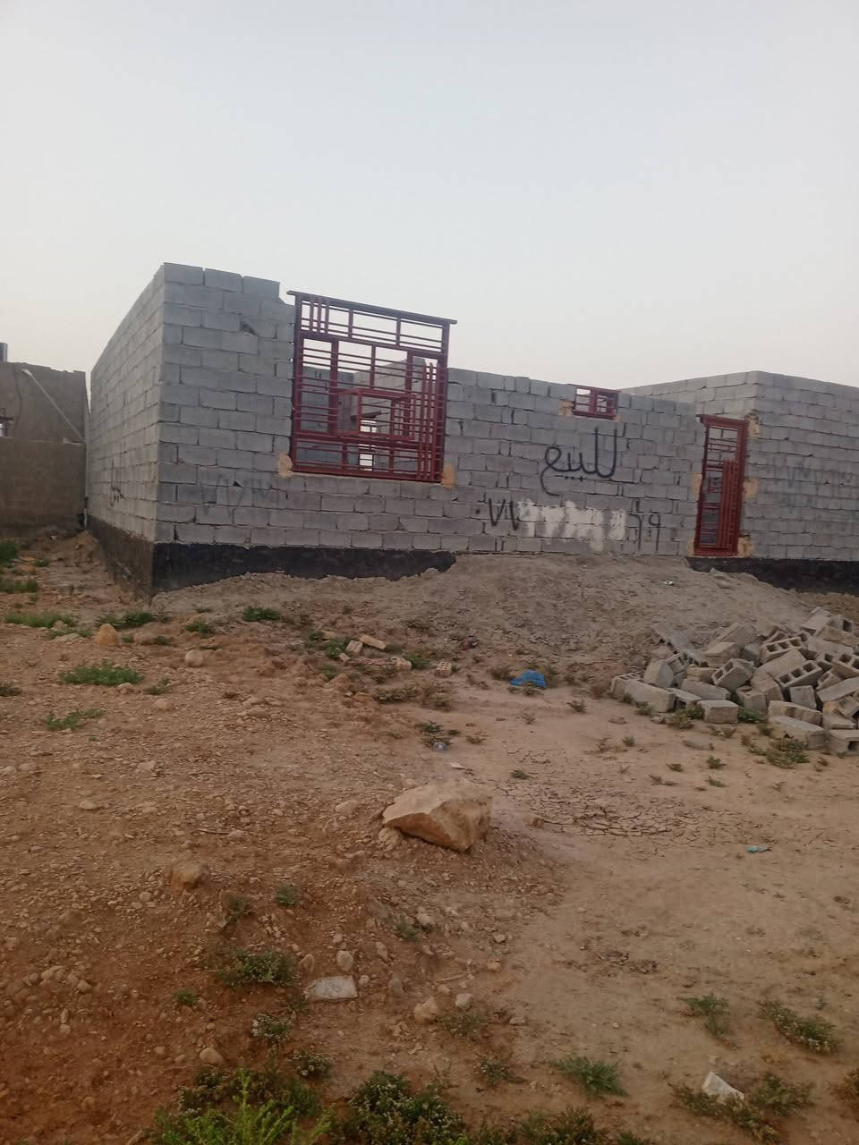 هيكل للبيع مساحه ٣٠٠ مقابيل بانزين خانه الميقات خلف السكه يبعد عن الشارع العام ٨٠٠متر السعر ٢٠ وبي مجال استفسار عله الرقم ***********
