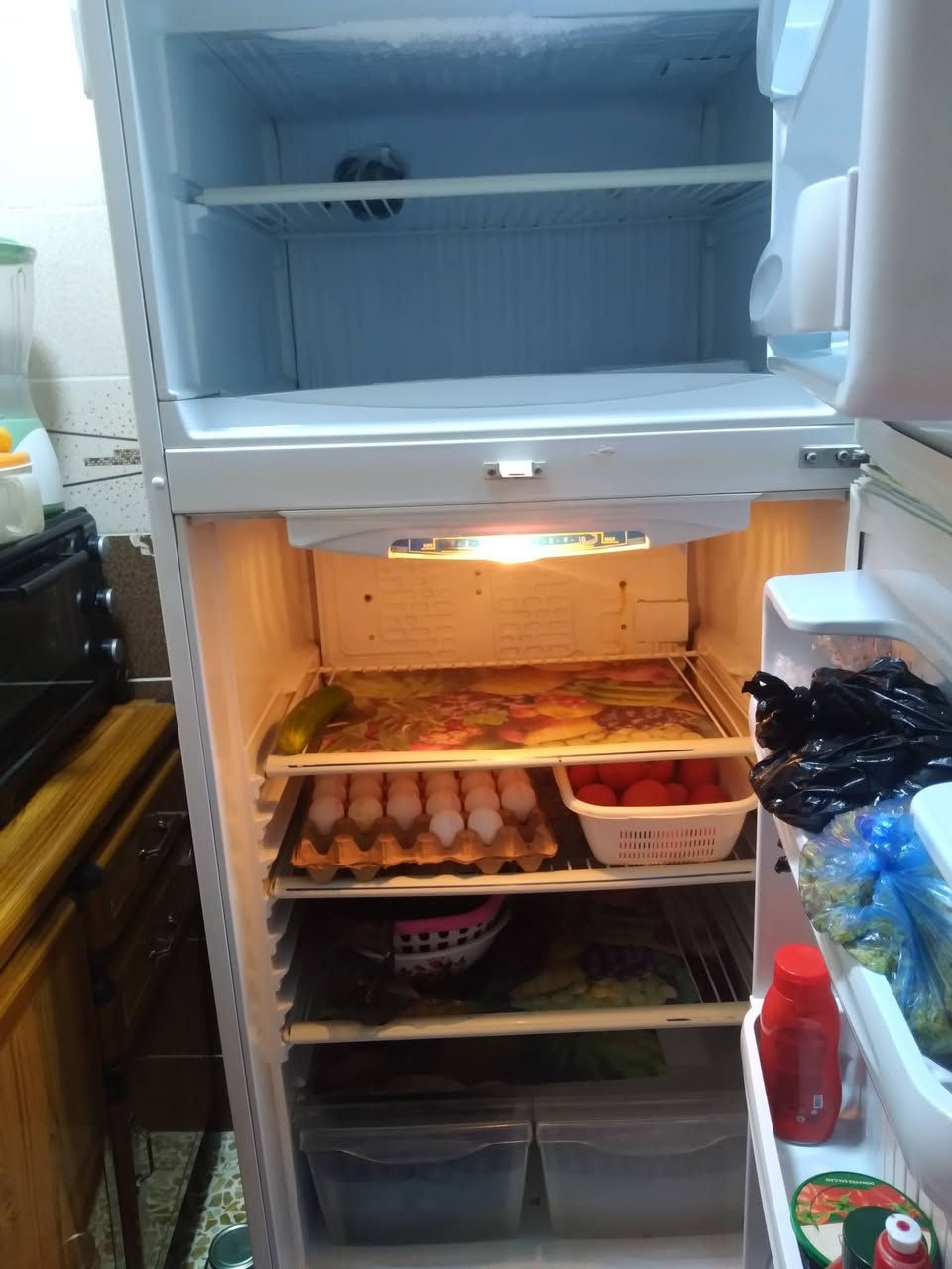 السلامه عليكم عندي هذي الثلاجه للبيع السعر ١٢٠ وبيها مجال وهذا رقمي ***********
