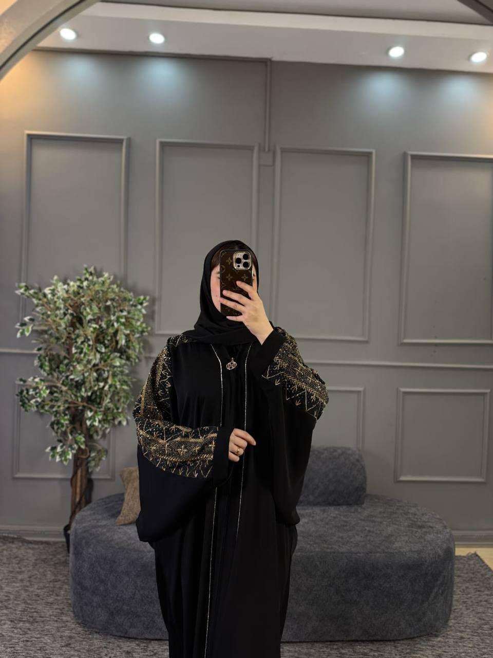 ✨ فخامة ما تشبه أحد ✨

عباية رگلان آماراتية بسواد فاحم 🖤🖤 بهالتطريز والستراس الذهبي الملكي والقماش الگريب الفاخر تخلي حضورچ طاغي من أول خطوة 👑
ناعمة بالقماش ، مرتبة بتفاصيلها😍

القياسات / فري سايز تلبس من وزن 50 الى 100 كيلو قالب خفاش ✔️

السعر  خاص
🚘يوجد خدمة توصيل لجميع محافظات العراق


**إذا كنت صاحب هذا الإعلان وتريد حذفه لأي سبب، رجاءا أرسل رسالة إلى الدعم الفني**