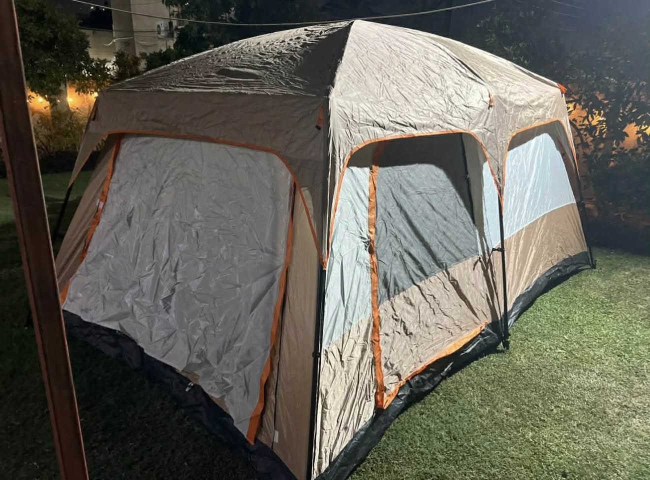 السلام عليكم للبيع خيمة مثل ما موضح بالصورة تتسع من ٤ الى ٦ اشخاص مناسبة للتخييم والسفرات 
قياساتها ارتفاع ١ متر و ٨٥ سانتمتر العرض ٢ متر ١٠ سانتمتر الطول ٣ مترو ٢٠ سانتمتر 
مصنوعة من مادة قماش اوكسفورد 210D ووتر بروف المقاوم للماء وزن الخيمة ٩ كيلو غرام 
تواصل خاص او *********** واتساب
