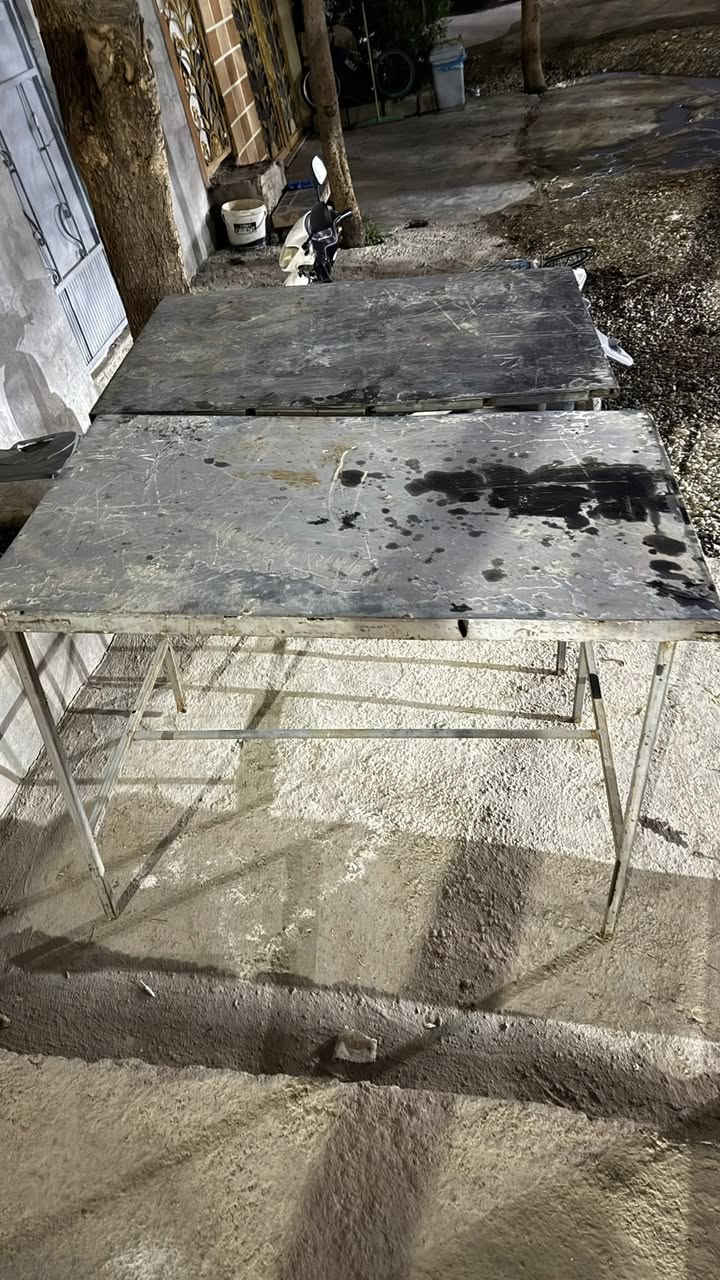 ئه م مێزه بو فروشتن هيچ عه يبي نيه  دوو مێزه هه ر مێزێكي ١متر توزيك زياتره ئاسنه هيچ كيشه ي نيه دانه ي ٢٠ هه زار كي ويستي تيل بكا ***********
