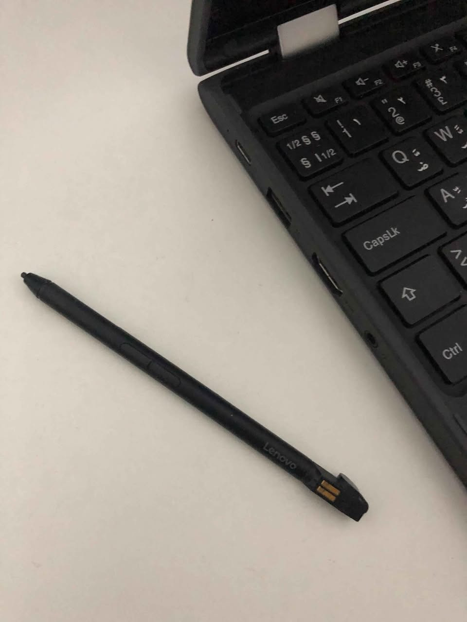 السلام عليكم. لابتوب من شركة لينوفو lenovo للبيع استعمال قليل
المواصفات
ذاكرة التخزين الهارد ١١٦ جيجابايت
الذاكرة الرام ٤ جيجابايت
يدعم اللمس باليد و بالقلم و يوجد قلم بداخل الابتوب. الجهاز ٢ في ١ قابل للطي ٣٦٠ درجة  واستعماله ايباد 
نظام تشغيله windows 10 وتكدرون تثبتون على ويندوز ٧ هم يصير
يفيد لأهل البحوث و الي يشتغلون على اكسيل و بوربوينت و الوورد و يشغل كل برامج  التواصل و سلس بالحركة
ب١٨٠
رقم التواصل *********** النجف, العراق
