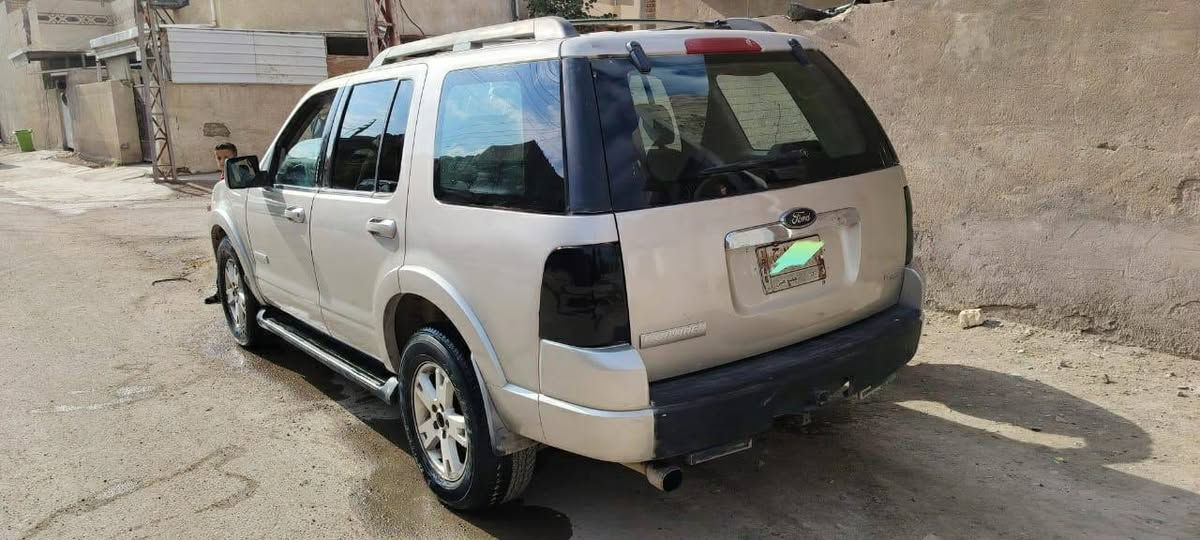 السلام عليكم ورحمة الله وبركاته 
فورد اكسبلورر ٢٠٠٧ بغداد تحويل شرط 
صبغ عام جمالية بيها تبديل باب خلف السائق 
جاهزة مال جناي
بيع او مراوس حسب القناعه 
سعرها ٨٣ وبيها مجال بسيط 
مكانها بغداد ابو غريب 
رقمي للتواصل ***********
