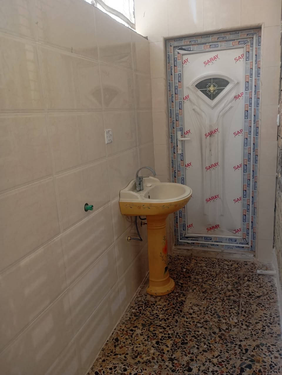 السلام عليكم
نصف قطعه اماميه 72 متر للبيع قطاع 28 طابق واحد ونصف بناء 2025 تحوي على غرفه واستقبال تواليت خارجي وحمام تركي داخلي ومطبخ حار بارد والطابق الثاني فقط غرفه وحمام غير كامله وسطح غير متواجد في الفيسبوك للاستفسار:-***********
