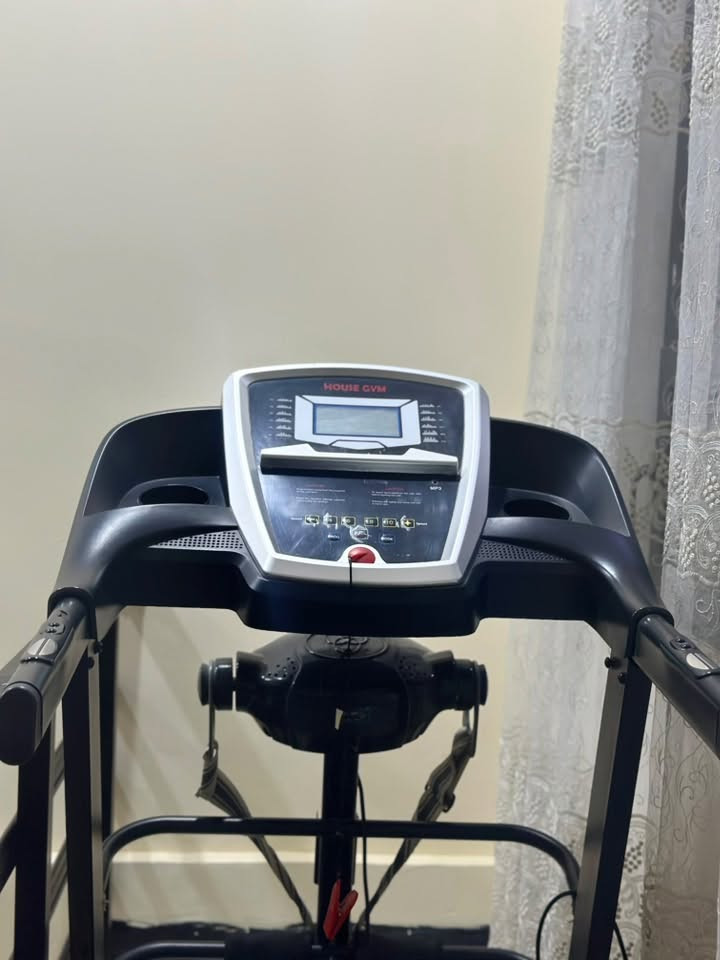 السلام عليكم
جهاز مشي كهربائي HOUSE GYM بحالة ممتازة، مزود بشاشة رقمية نعرض الوقت والسرعة والمسافة والسعرات الحرارية، ومفتاح أمان لسلامة المستخدم. مناسب للمشي والجري داخل المنزل، سهل الاستخدام ويساعد على تحسين اللياقة البدنية وحرق السعرات للاستفسار
***********
