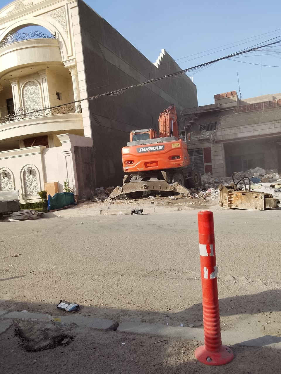 مستعدون لهدم الدور والبنايات وحفر الجفره وقطع البيوت المشتركه ورفع الانقاض وفرش السبيس والجلمود نعمل طيله الاسبوع ليلا ونهارا باسعار مناسبه                                    في بغداد هاتف ***********
