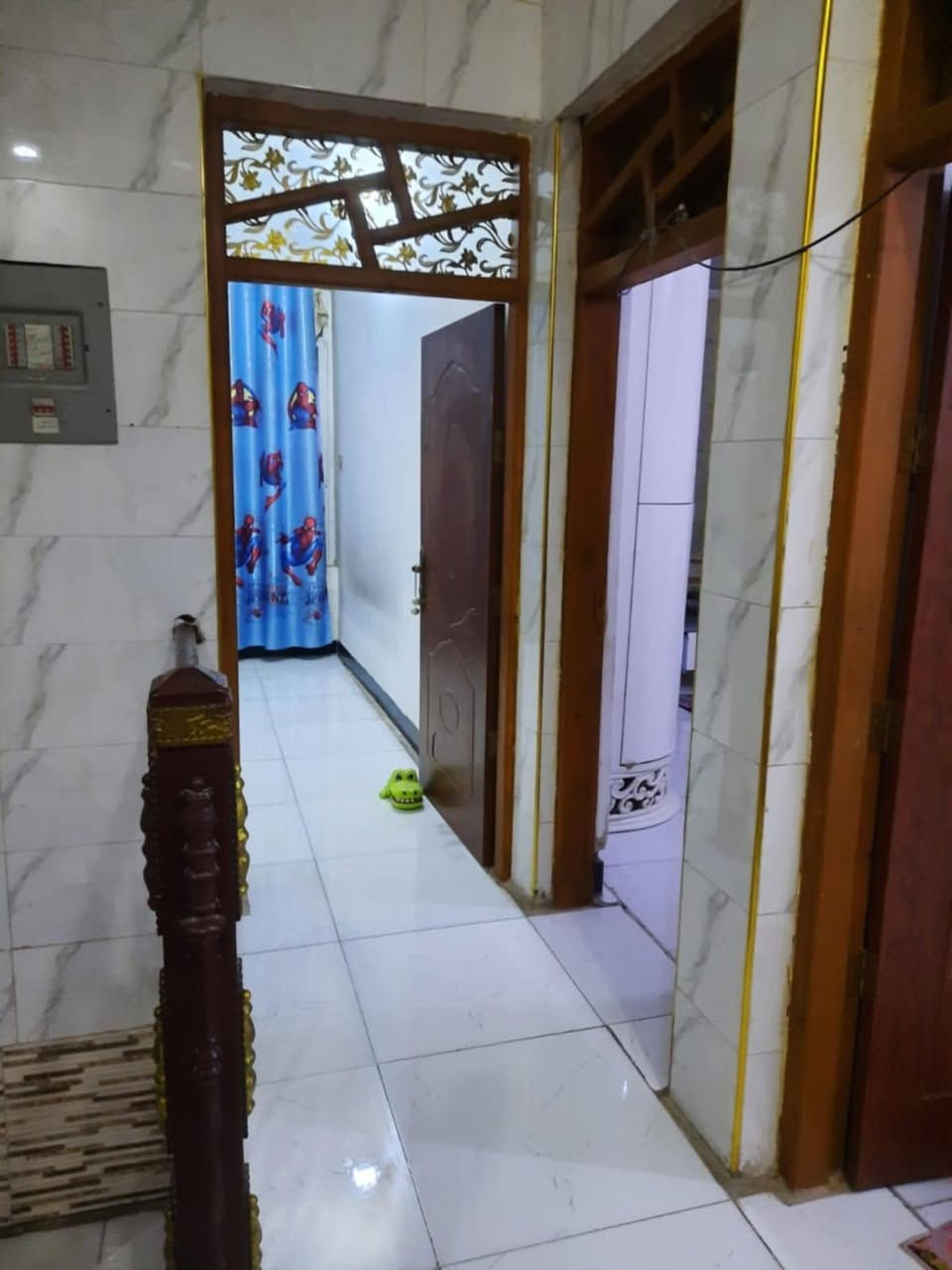 سلام عليكم بيت 100متر مربع للبيع .. يتكون من 4غرف وحمامات 2+استقبال ومطبخ وتوليت خارجي مثل ما موضح بل صور لبيت نضيف كلش بدوانم بشارع ابو موسى عل شارع كامل الخدمات ماء ومجاري ومقرنص وتبليط بل باب السعر 110وبي مجال رقمي ***********

