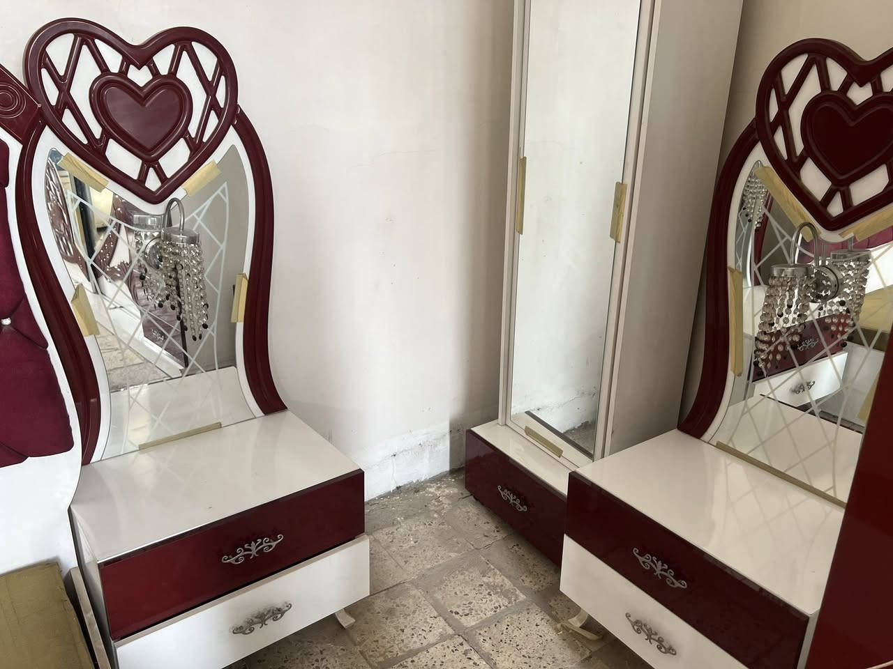 غرفة نوم تركي أصلي، استخدام شهرين فقط، حالتها ممتازة جداً ونظيفة مثل الجديدة، بدون أي كسر أو عيب.

🔹 تتكون من 7 قطع:
 • سرير مع خلفية مخمل فخمة
 • دولاب سلايد مرايا كبير (6 خانات – بابين + 4 سلايد)
 • تسريحة مع مرآة
 • 2 كومودينات
 • بنچ نهاية السرير
 • كرسي للتسريحة

🔹 لون ماروني ويا أبيض تصميم مميز وراقي
🔹 خشب قوي وثقيل وجودة عالية جداً

💰 السعر: 1,100,000 دينار عراقي(اخذتها قبل شهرين ب1,800000)
📍 الموقع: بغداد
📞 للاستفسار : ***********
