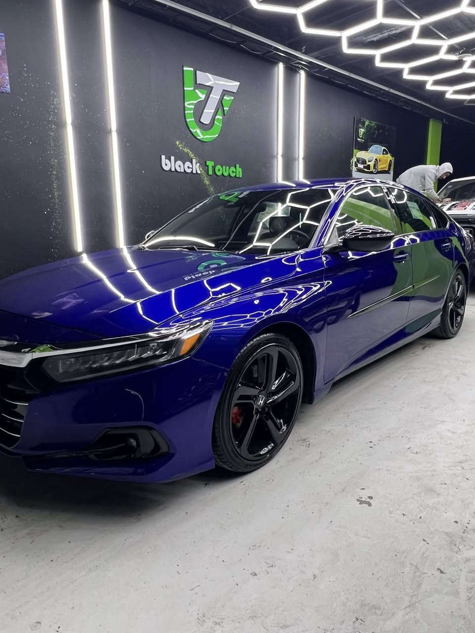 السلام عليكم 

…للبيع هوندا اكورد هايبرد موديل2022فئة السبورت 

✅السياره لون حبري مميز 
✅مواصفات السياره فول مواصفات 1/1عدا الفتحه
✅السياره ماشاء الله متعوب عليه ومال جناي 
✅ مبدل صدر امامي خلفي قبل سبوع 
✅بوليش ونانو سيراميك جديد
✅تخم تاير جديد السياره
✅السياره ربع دينار مذب عليها ميحتاجلها مصرف سنويه وهزة جديد
✅ مايل السياره 36 الف مايل وقابل للزياده
✅حادث السياره 4 قطع رش فقط 
✅السياره كير مكينه لغد صدر كفاله وضمانك الفحص بس براس الشاصي اليسار سحبه بدون كص بدون معجون

✅السعر بلاش 137 وبيها مجال بسيط وبالخدمه

✅تواصل واتس او خط ***********
