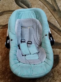 كرسي سيارة • كرسي طفل • يد مكسورة