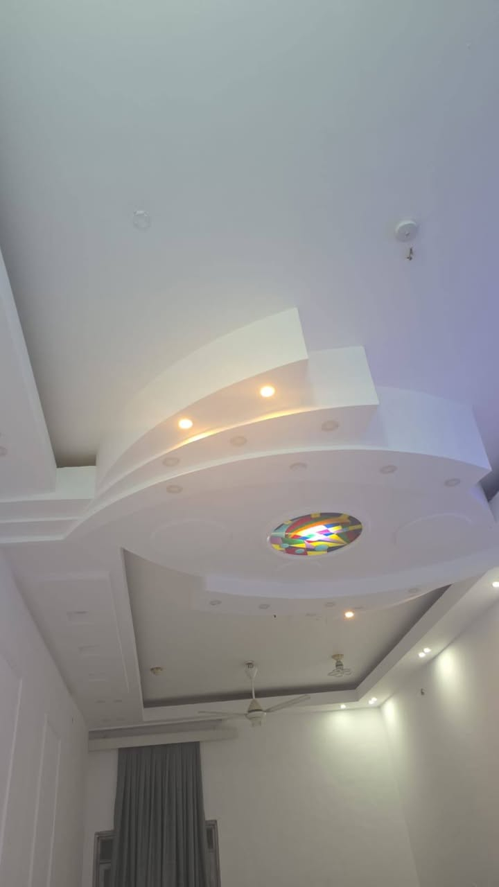 السلام عليكم 
دار للبيع في الناصرية حي الشهداء المساحه 200م موقع البيت ع ساحه قرب الشارع الرئيسي قرب جامعة العين بناء حديث جدآ يتكون البيت من غرفتين وصاله واستقبال ومطبخ وصحيات داخليه وخارجيه الطابق الثاني غرفتين وصاله عدد 2 وصحيات   البيت حاليا جاهز للسكن كما يوجد كراج سياره مساحه 200متر  في الساحه خاص للبيت  
للاستفسار الاتصال ع الرقم ***********
 او مراجعة المكتب
